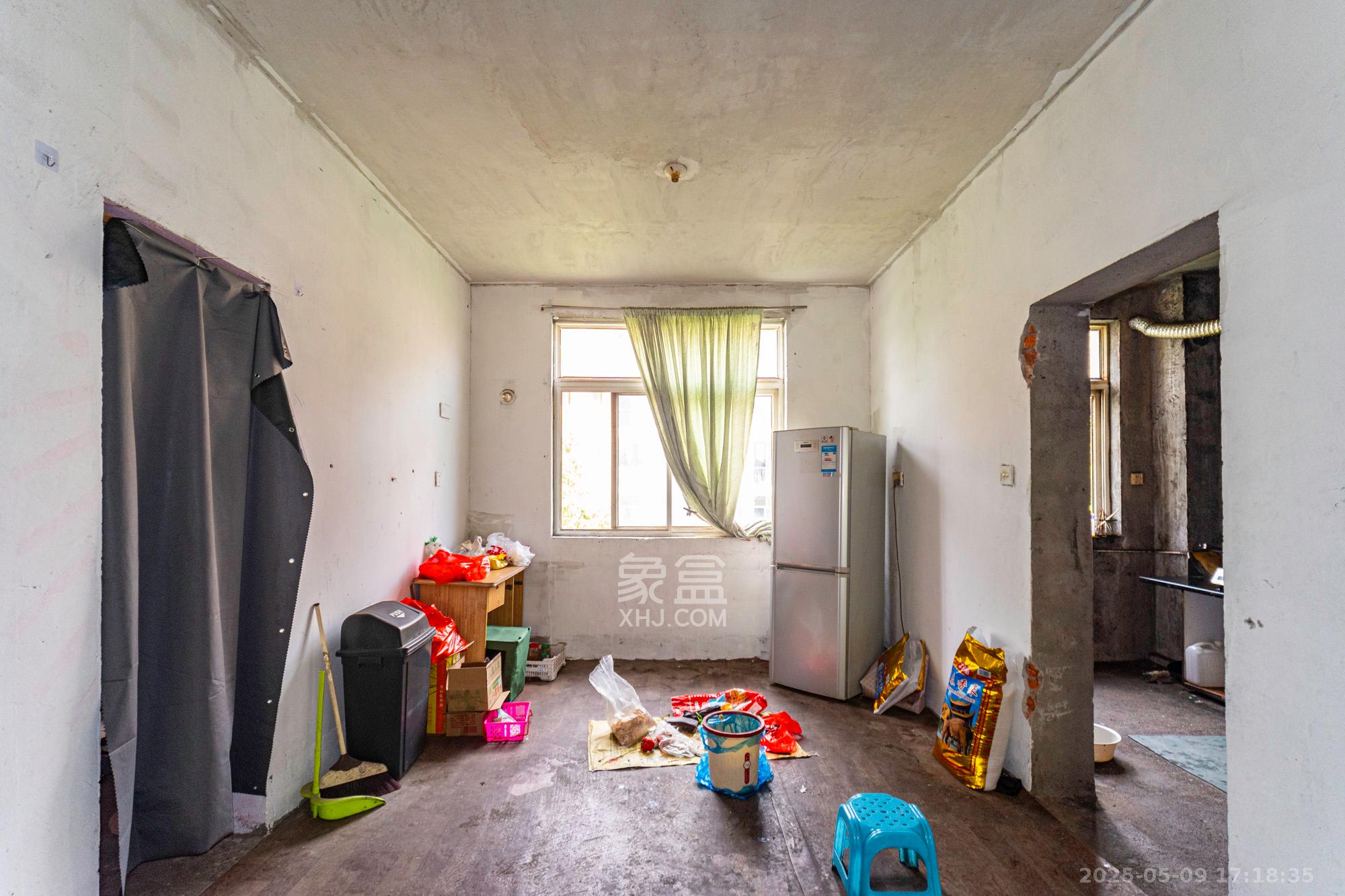 金岸教师公寓  4室1厅2卫    65.0万 金岸教师公寓  4室1厅2卫    65.0万客厅