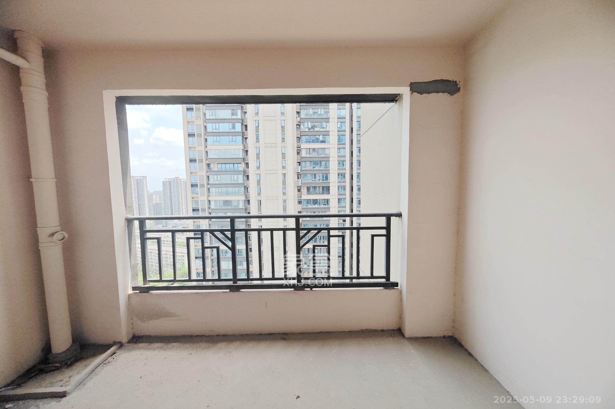 建发中央悦府  3室2厅2卫   145.00万阳台