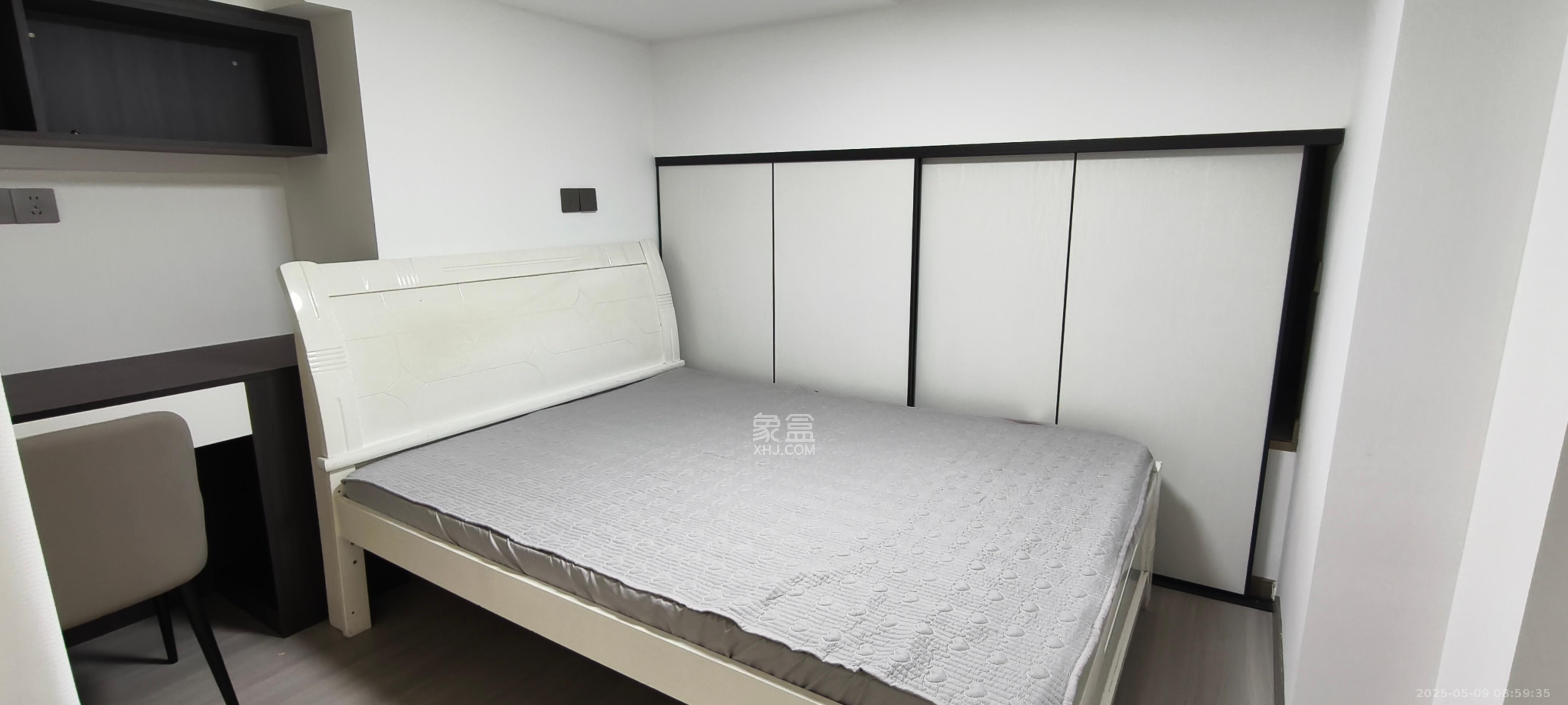 绿地V岛  2室1厅1卫   2400.00元/月室内图