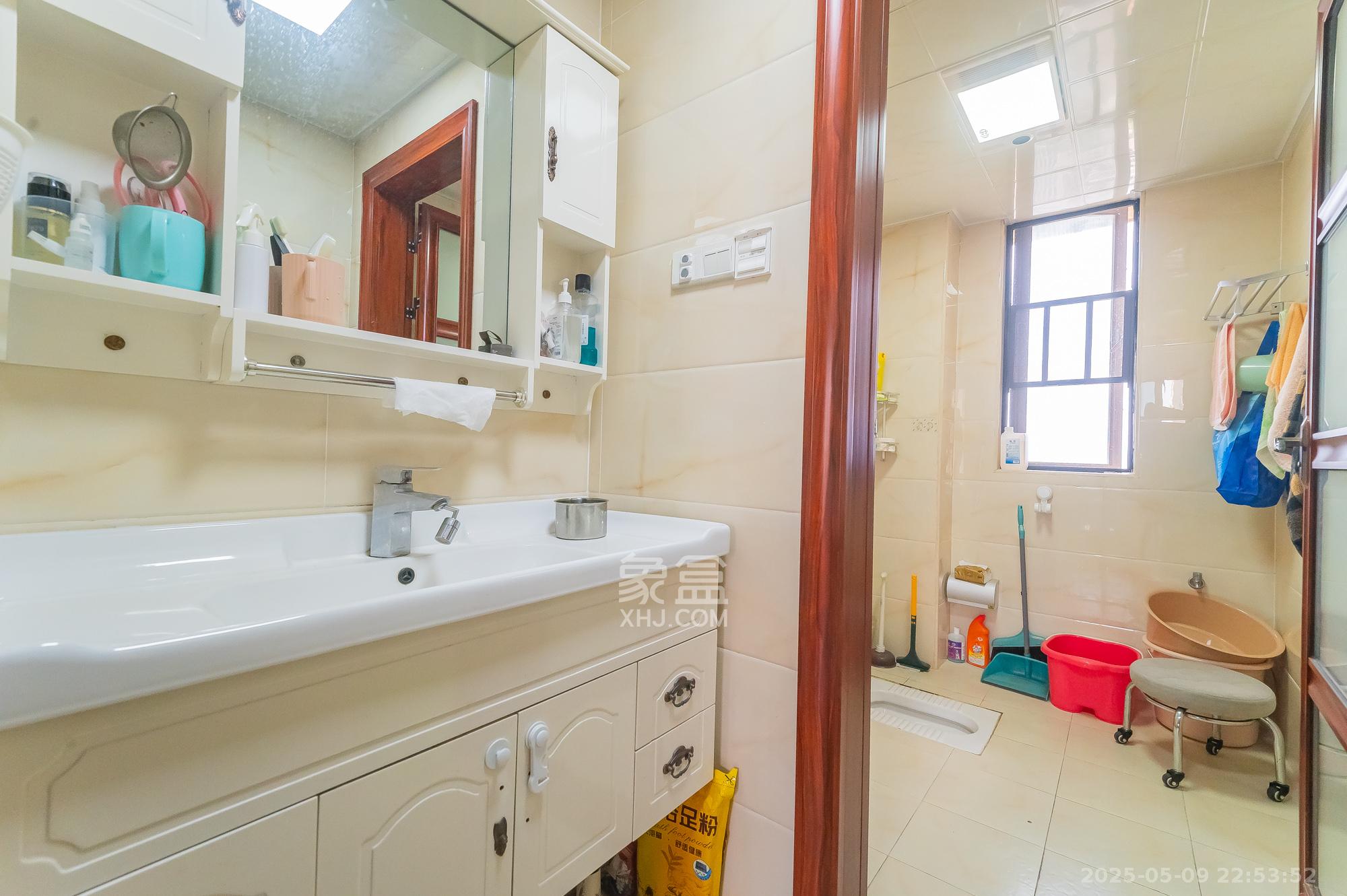 华润置地广场一期 3室2厅2卫 80.0万 华润置地广场一期 3室2厅2卫 80.0万卫生间