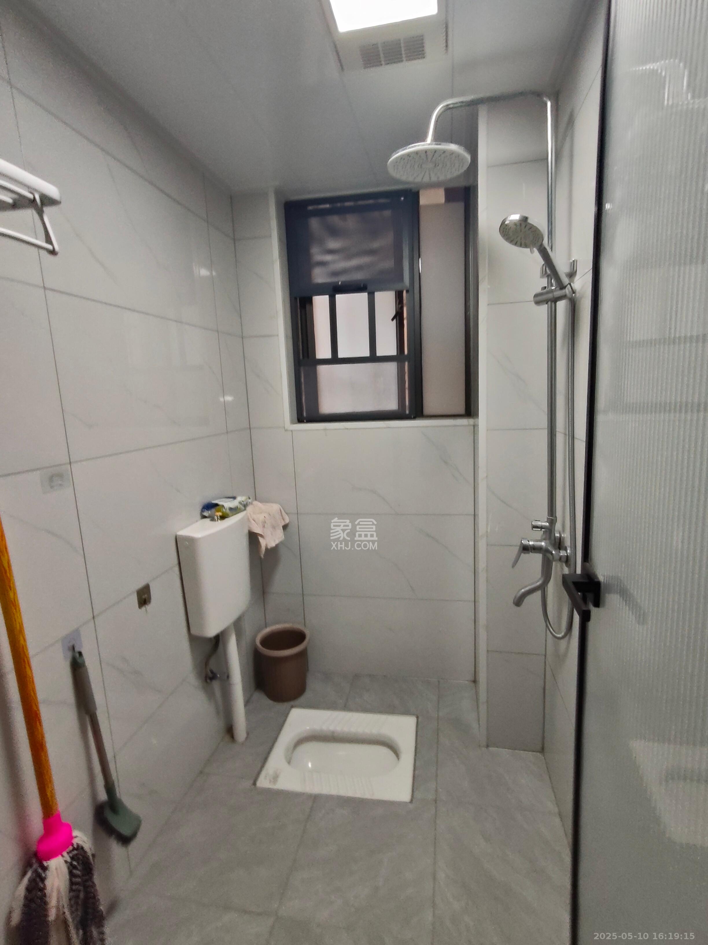 东岸梅园小区  1室2厅1卫   2200.00元/月室内图