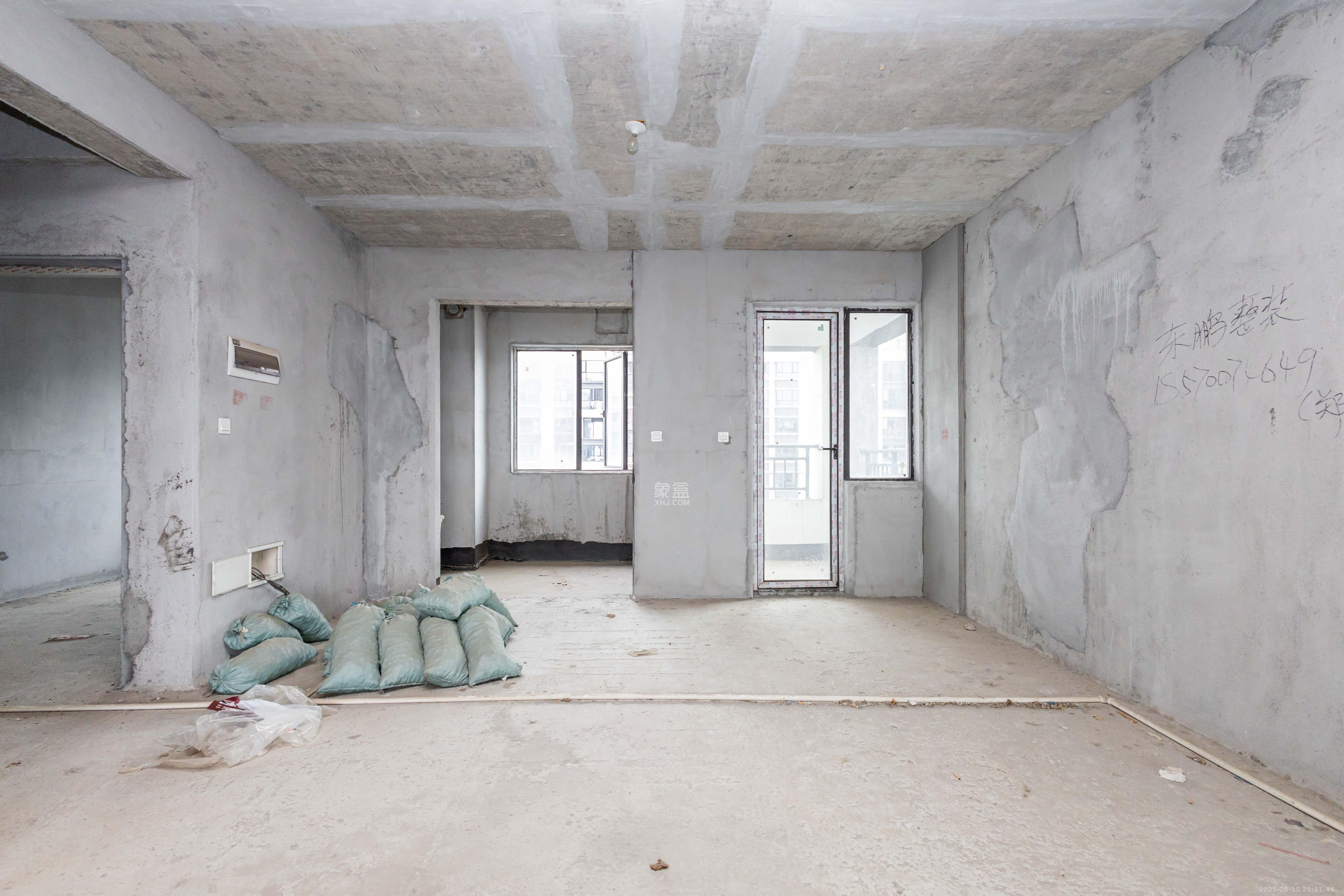 财汇新天地(财汇商务广场) 4室2厅2卫 76.0万 财汇新天地(财汇商务广场) 4室2厅2卫 76.0万客厅