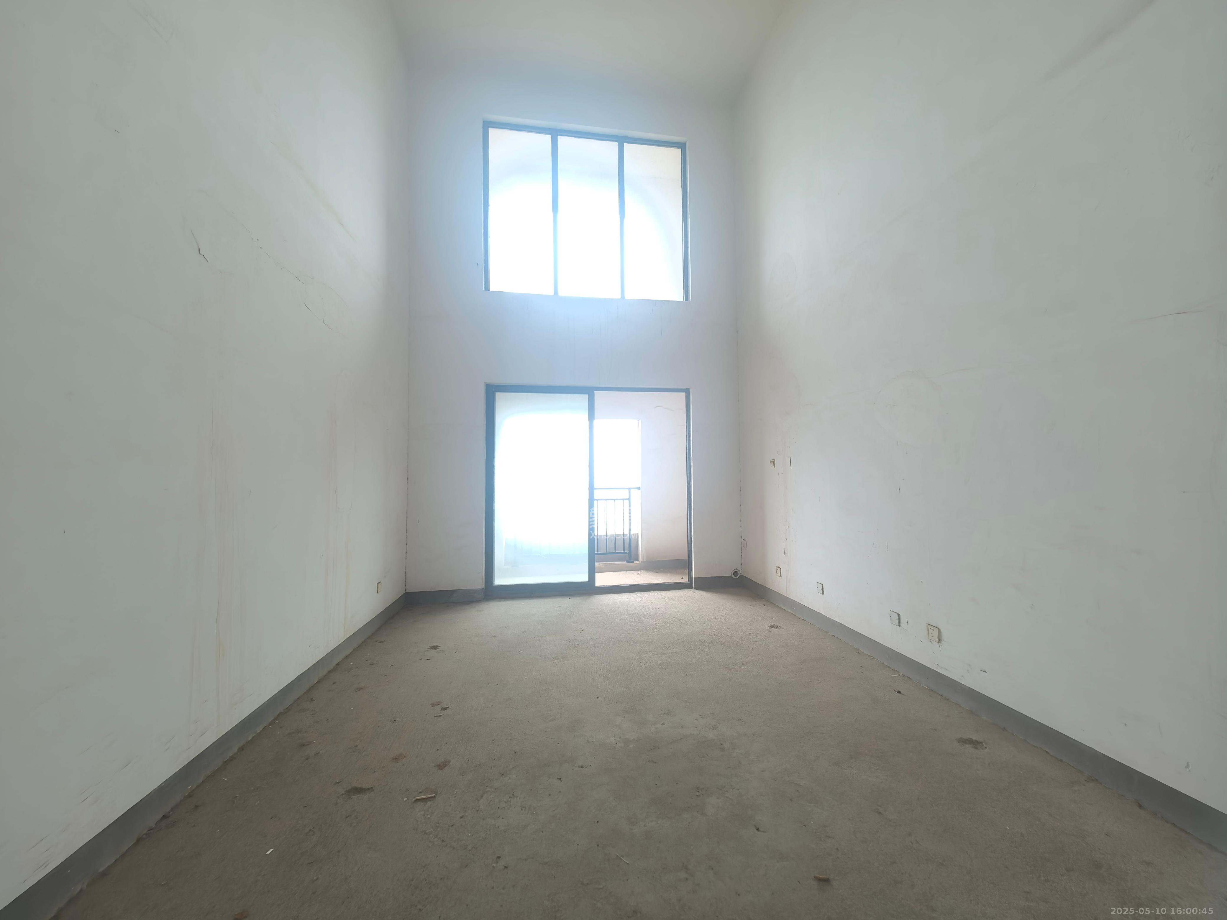 纳帕溪谷后湾  5室2厅3卫    136.0万 纳帕溪谷后湾  5室2厅3卫    136.0万客厅