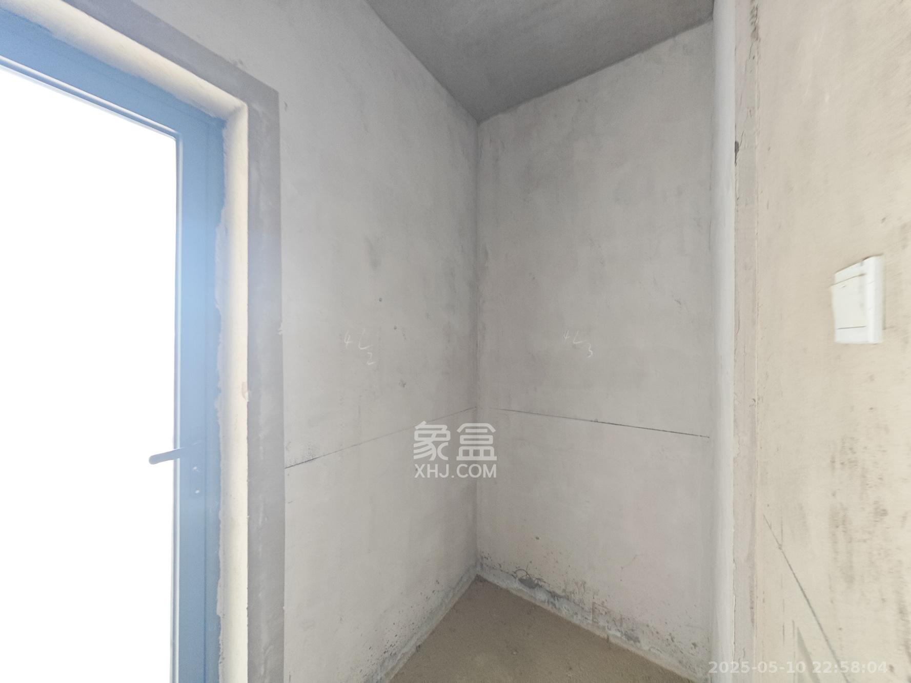 中建嘉和城  4室2厅2卫   102.00万卧室