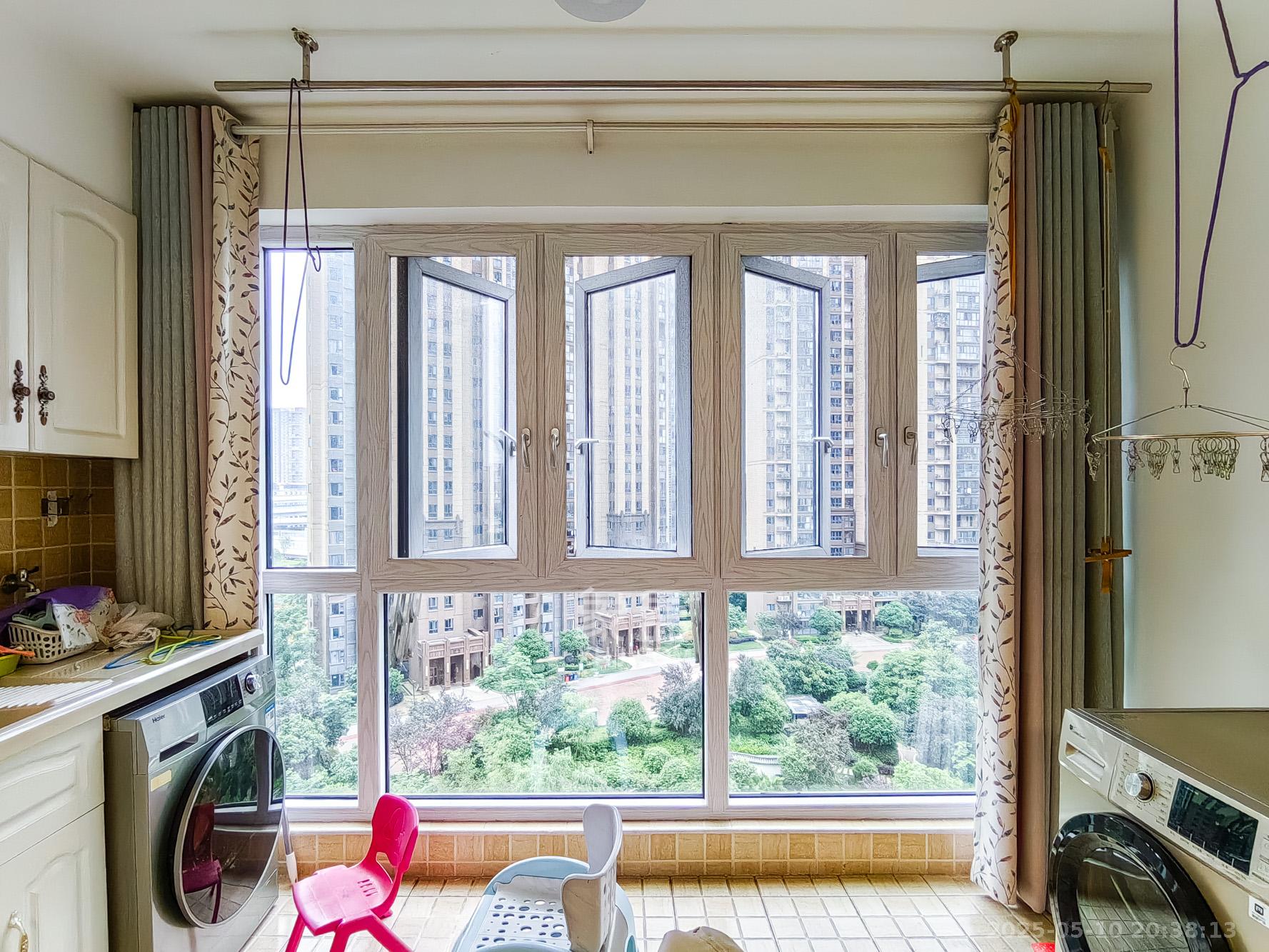 荣盛花语城 3室2厅2卫 86.8万 荣盛花语城 3室2厅2卫 86.8万阳台