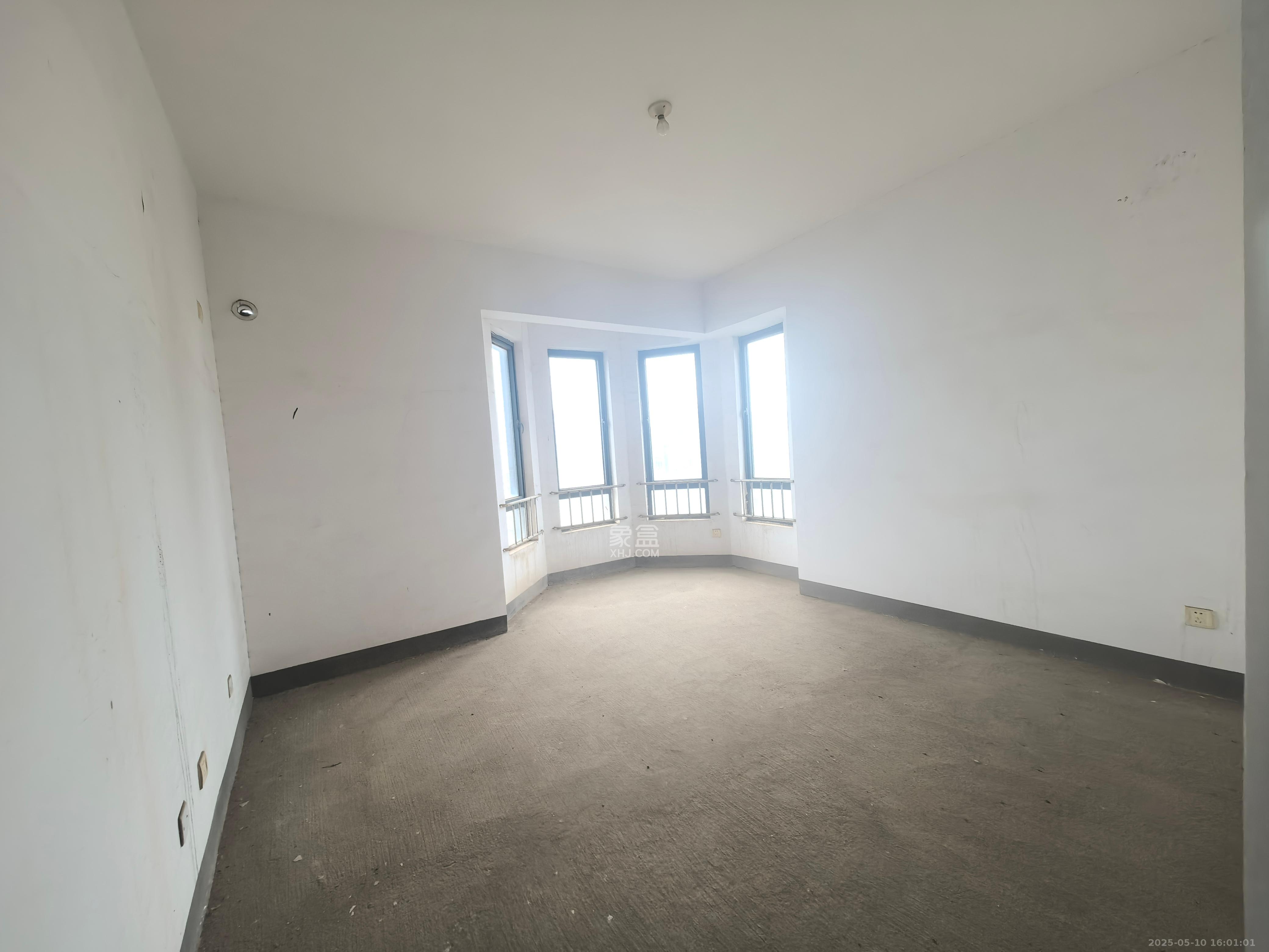 纳帕溪谷后湾  5室2厅3卫    136.0万 纳帕溪谷后湾  5室2厅3卫    136.0万客厅