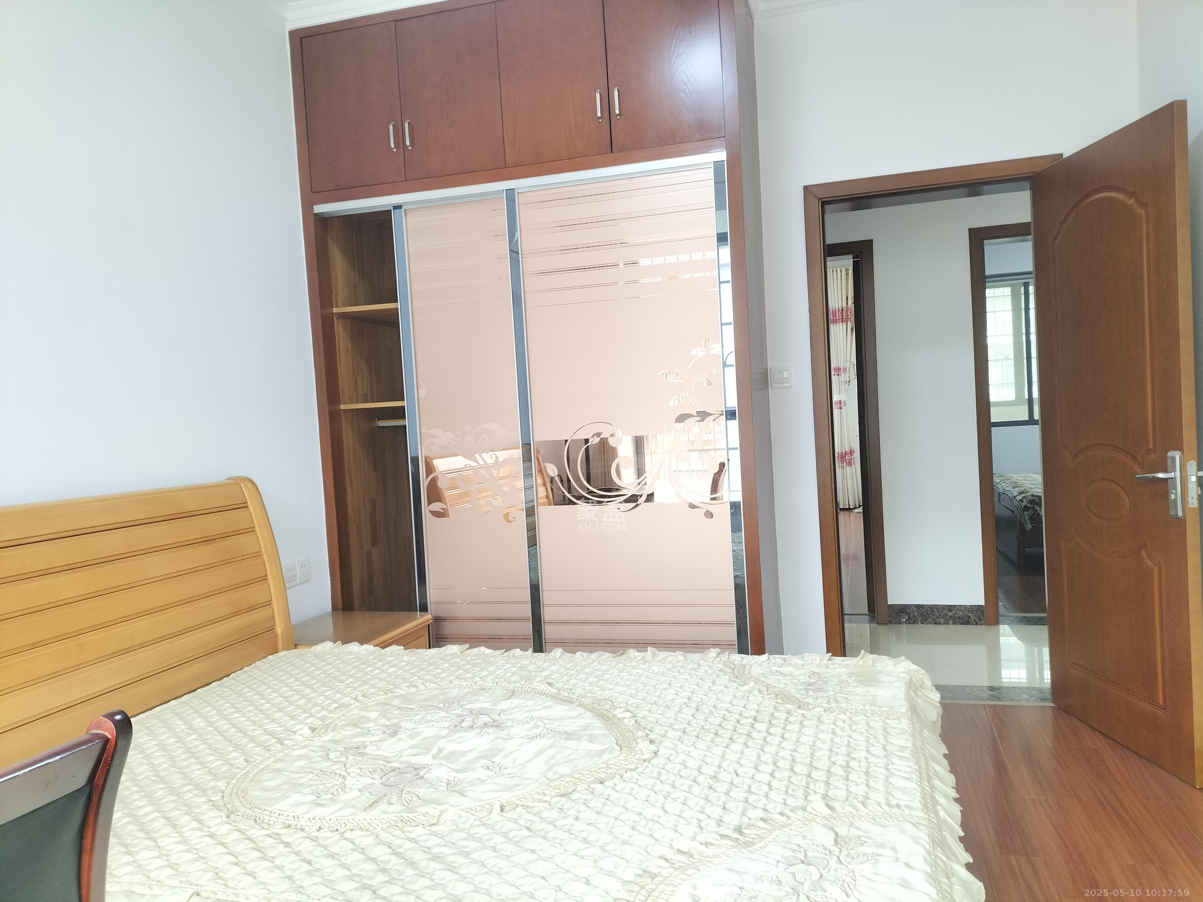 园艺小区  3室2厅1卫   2400.00元/月室内图