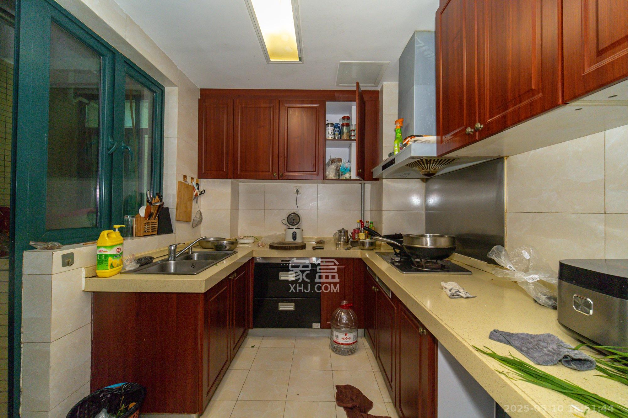 恒大翡翠华庭  3室2厅2卫    72.5万 恒大翡翠华庭  3室2厅2卫    72.5万厨房