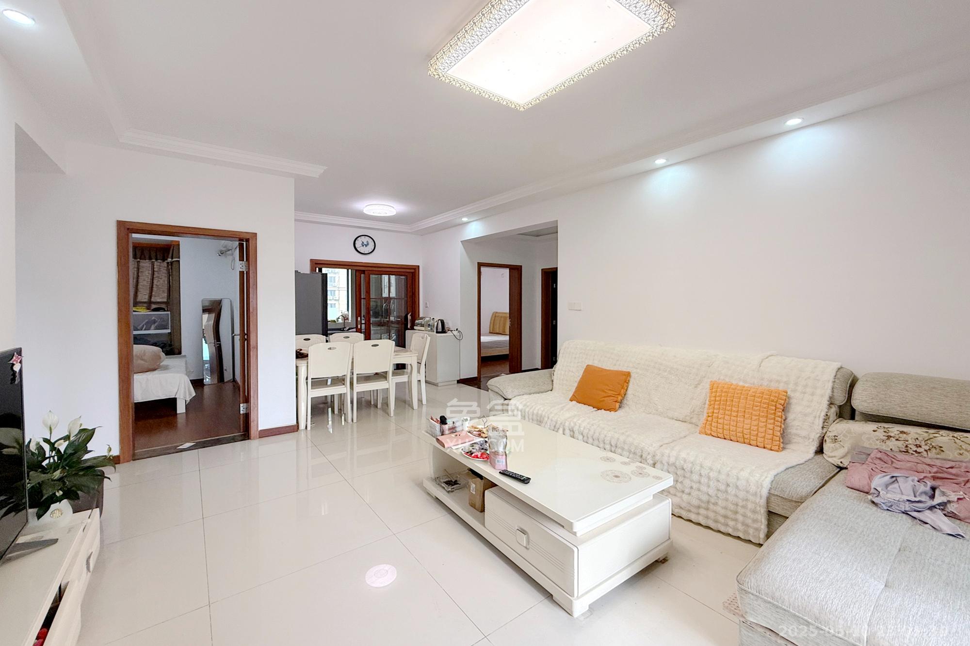 澳海澜庭 3室2厅1卫 65.0万 澳海澜庭 3室2厅1卫 65.0万客厅