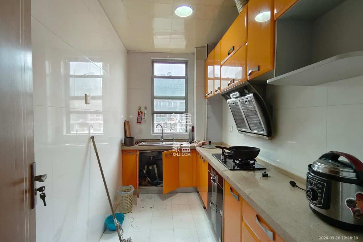 阳光100二期 1室2厅2卫 2500.0元/月 阳光100二期 1室2厅2卫 2500.0元/月室内图