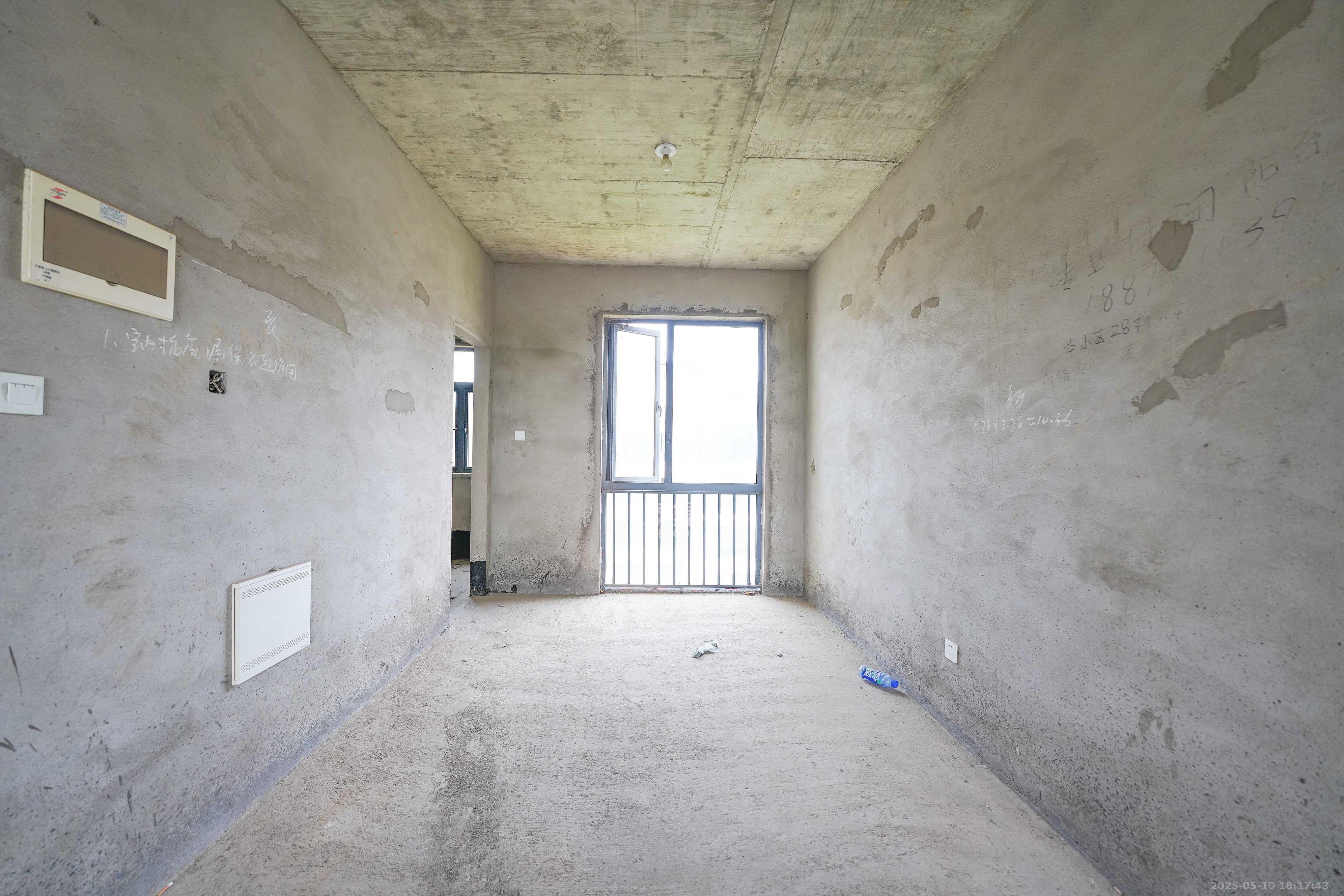 五矿万境蓝山  3室2厅2卫   198.00万客厅