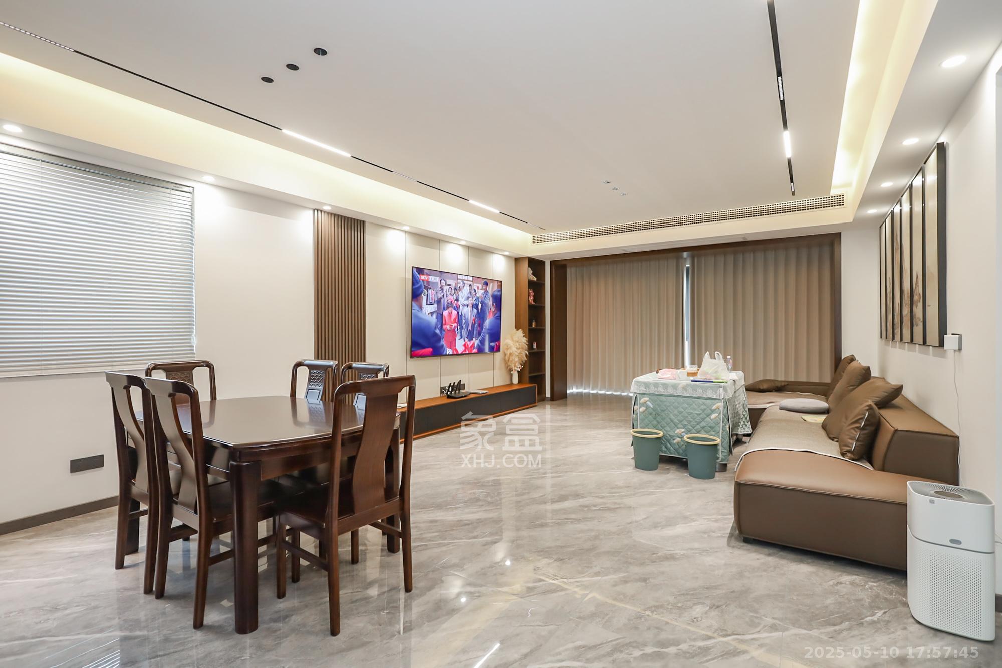 绿地湖湘中心  4室2厅2卫    330.0万 绿地湖湘中心  4室2厅2卫    330.0万客厅