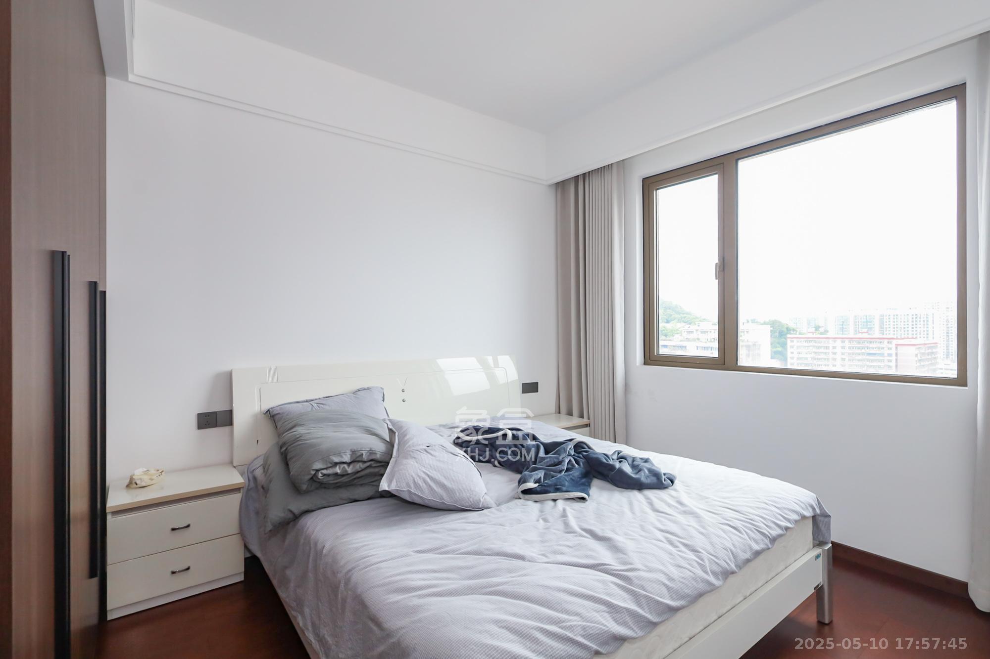 绿地湖湘中心  4室2厅2卫    330.0万 绿地湖湘中心  4室2厅2卫    330.0万卧室