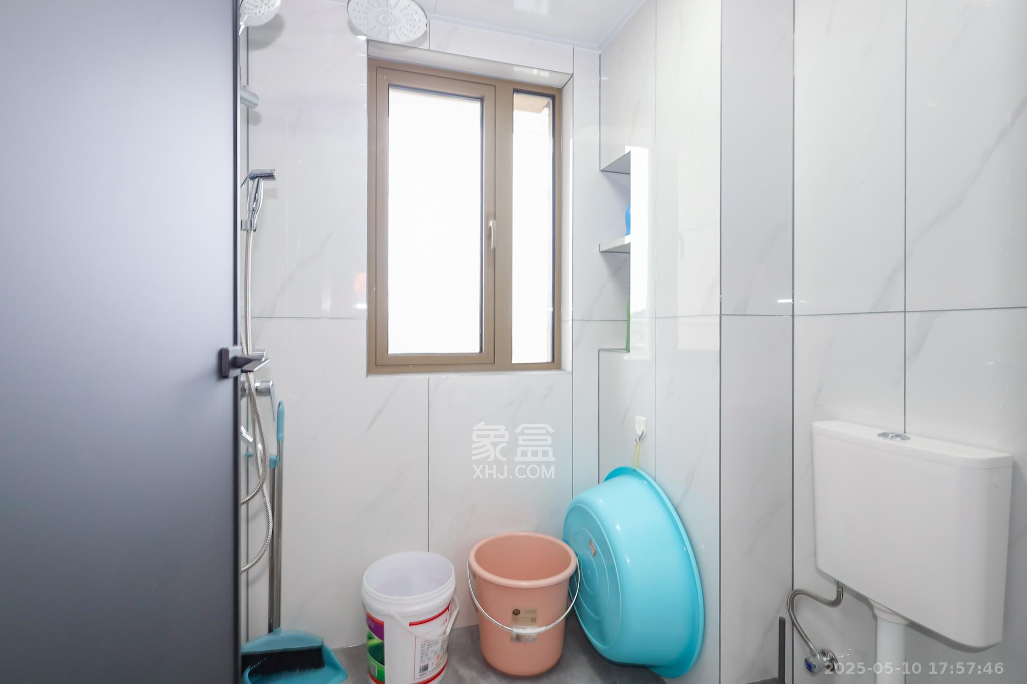 绿地湖湘中心  4室2厅2卫    330.0万 绿地湖湘中心  4室2厅2卫    330.0万卫生间