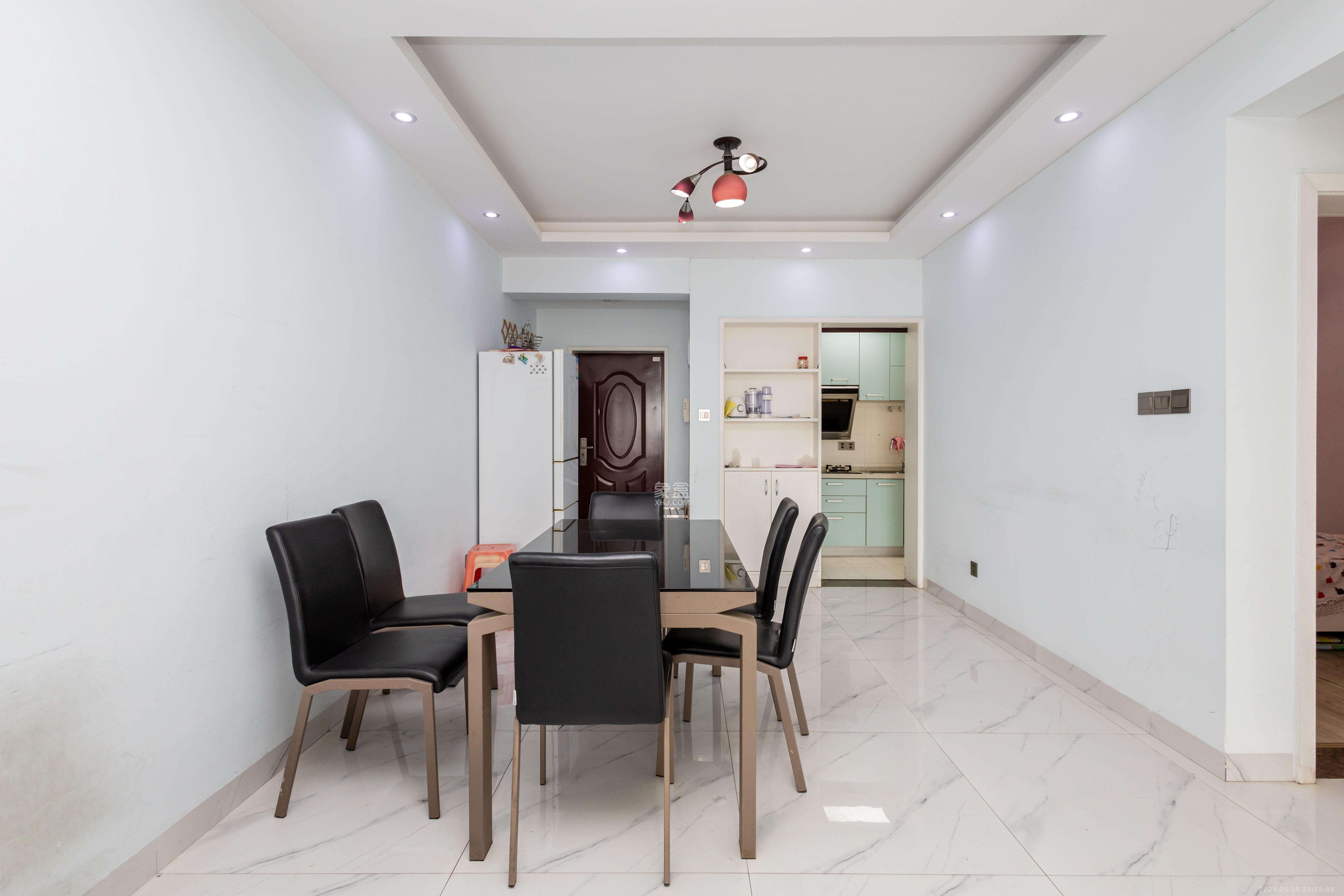 旭辉华庭 2室2厅1卫 46.8万 旭辉华庭 2室2厅1卫 46.8万客厅