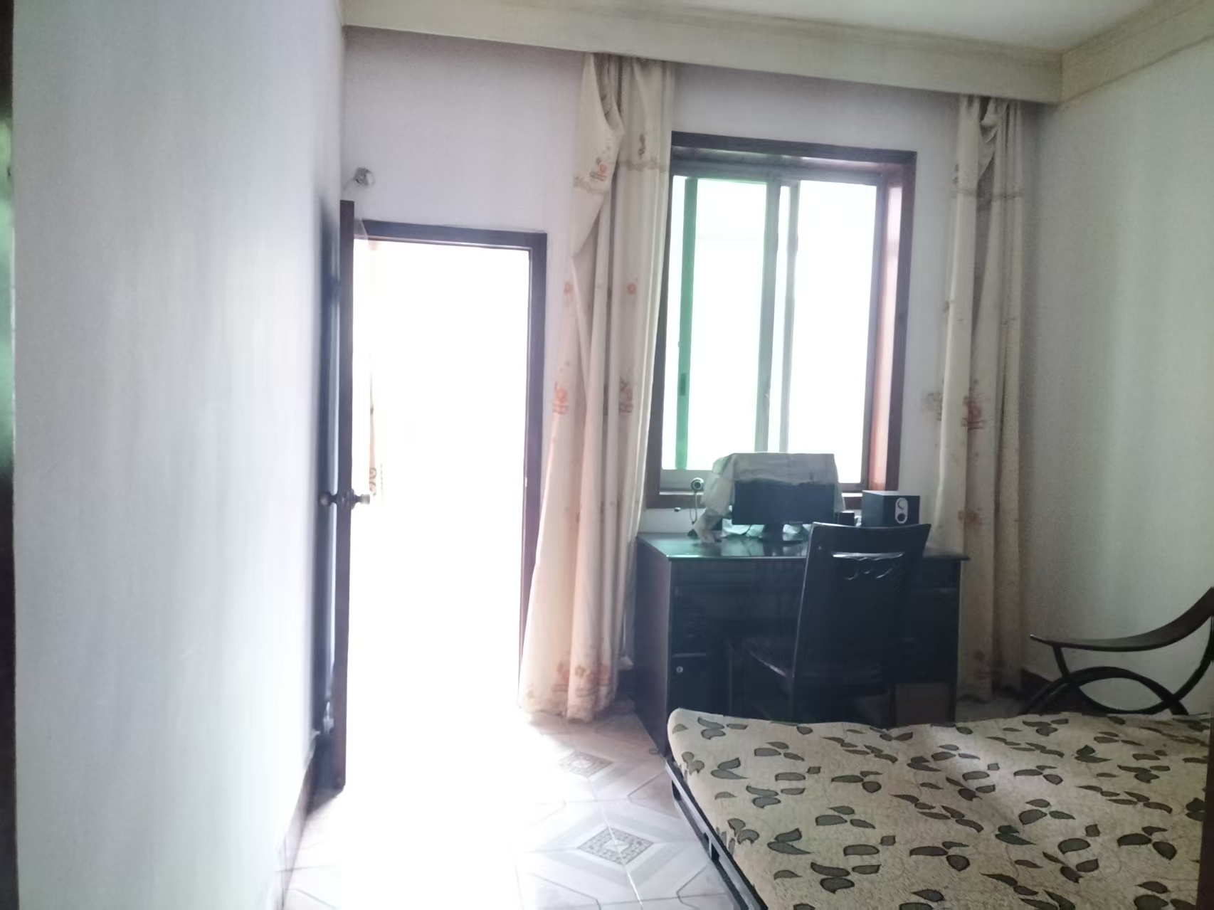 益清综合楼  3室2厅1卫    28.8万 益清综合楼  3室2厅1卫    28.8万阳台