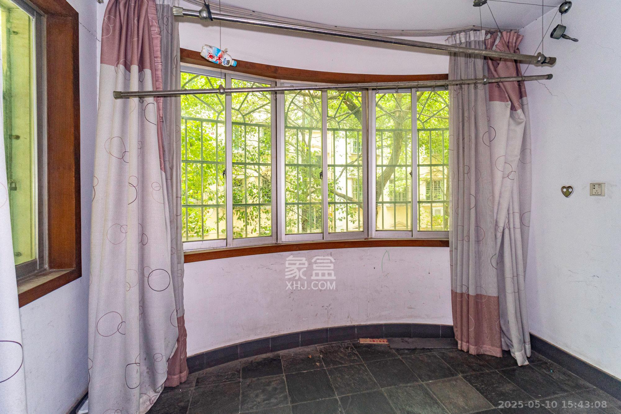 中南汽车世界  1室2厅1卫    39.8万 中南汽车世界  1室2厅1卫    39.8万阳台