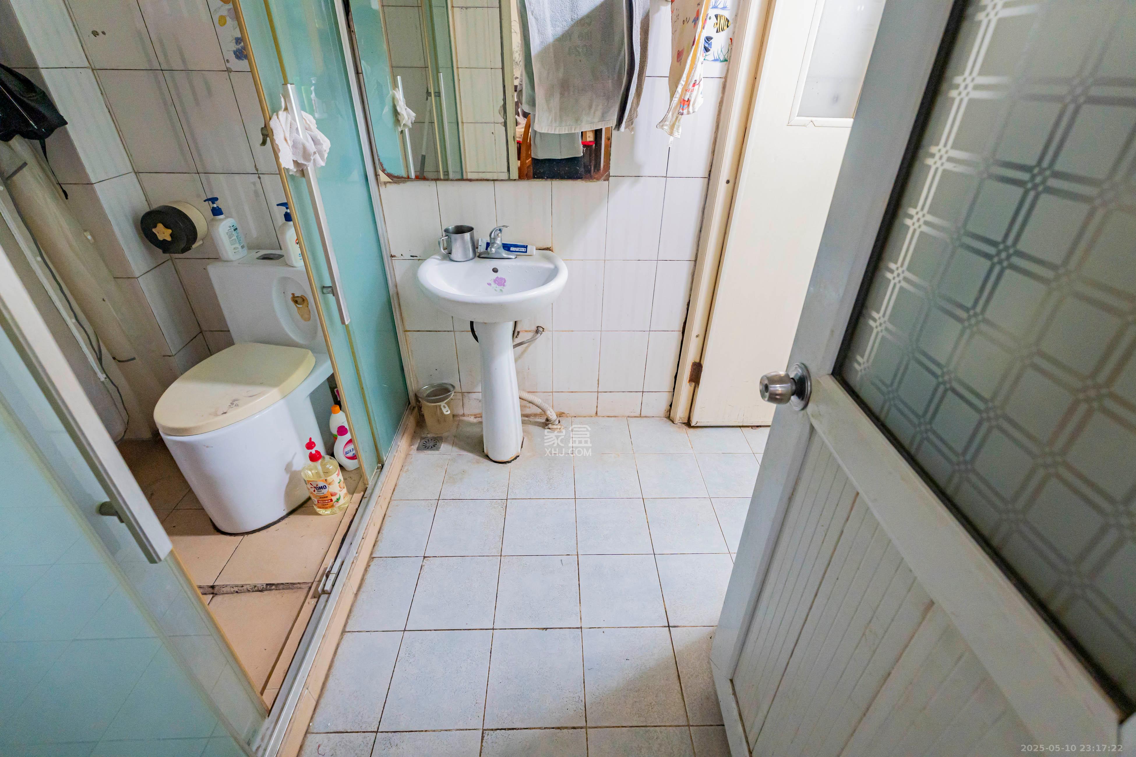 新湘路社区  3室2厅2卫   120.00万卫生间