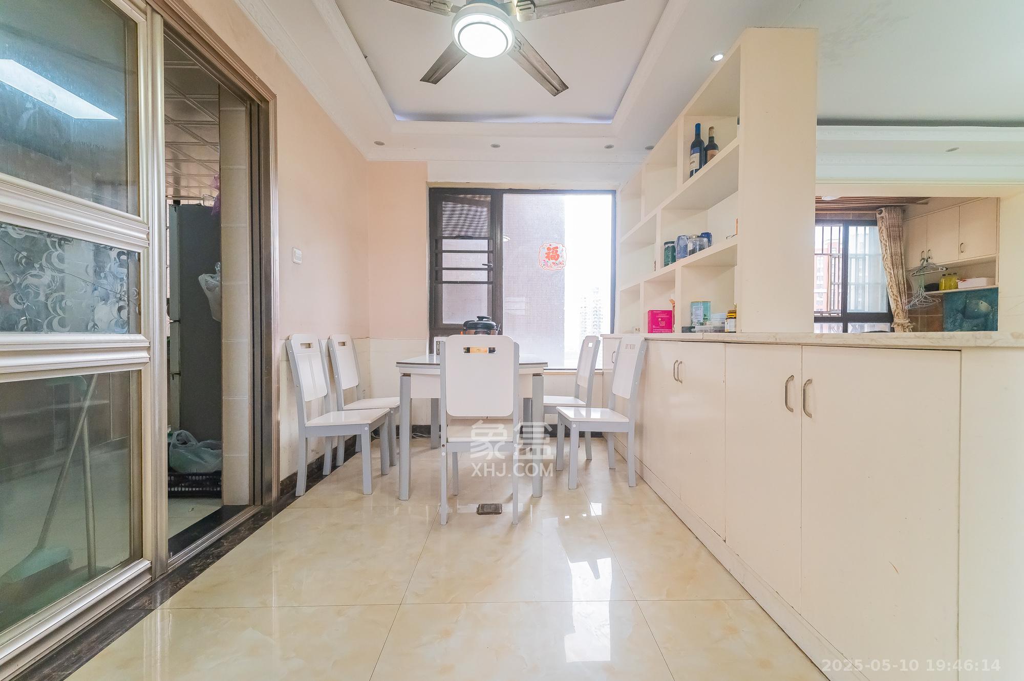 华润凤凰城三期 3室2厅2卫 84.8万 华润凤凰城三期 3室2厅2卫 84.8万客厅