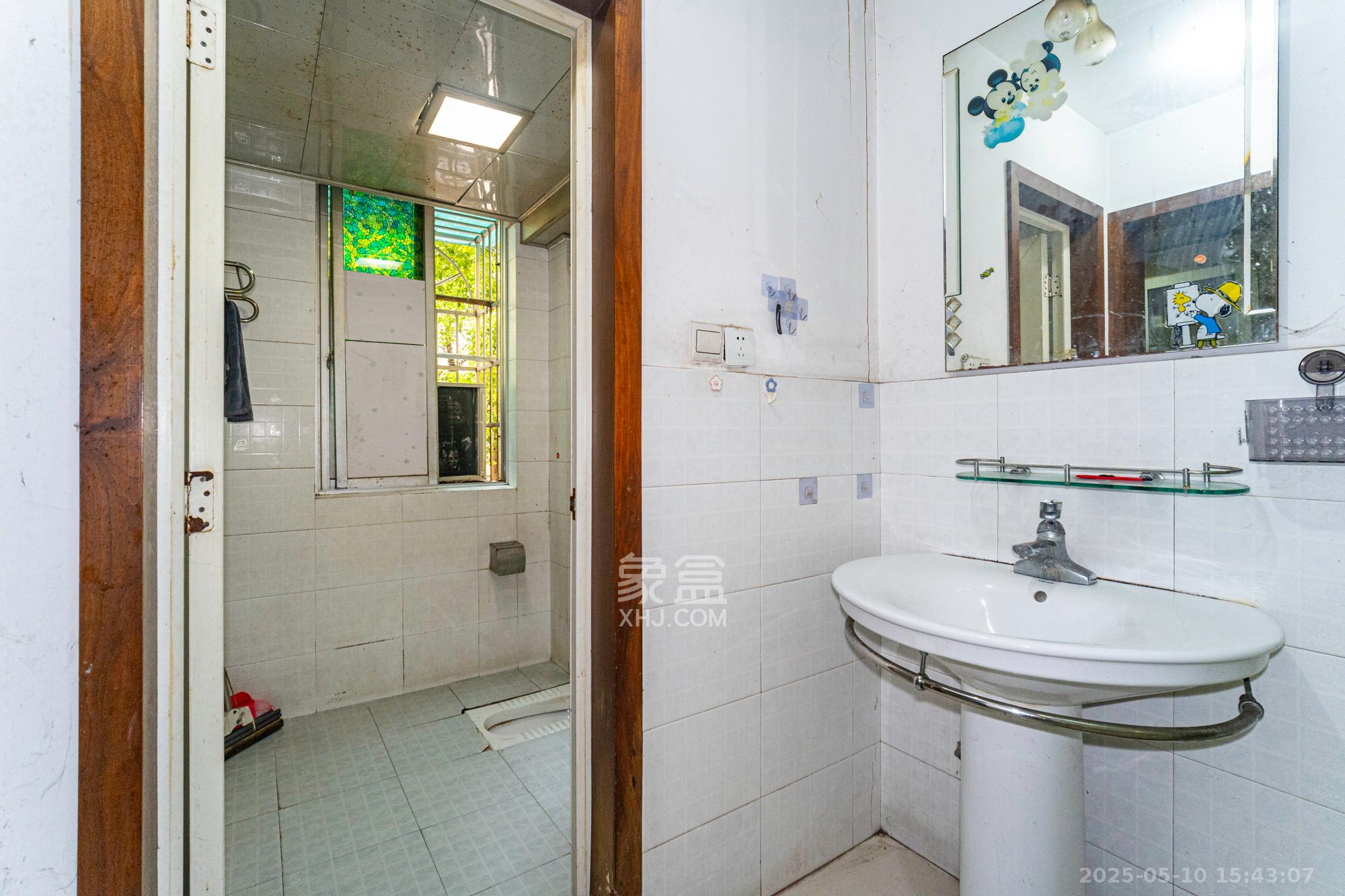 中南汽车世界  1室2厅1卫    39.8万 中南汽车世界  1室2厅1卫    39.8万卫生间