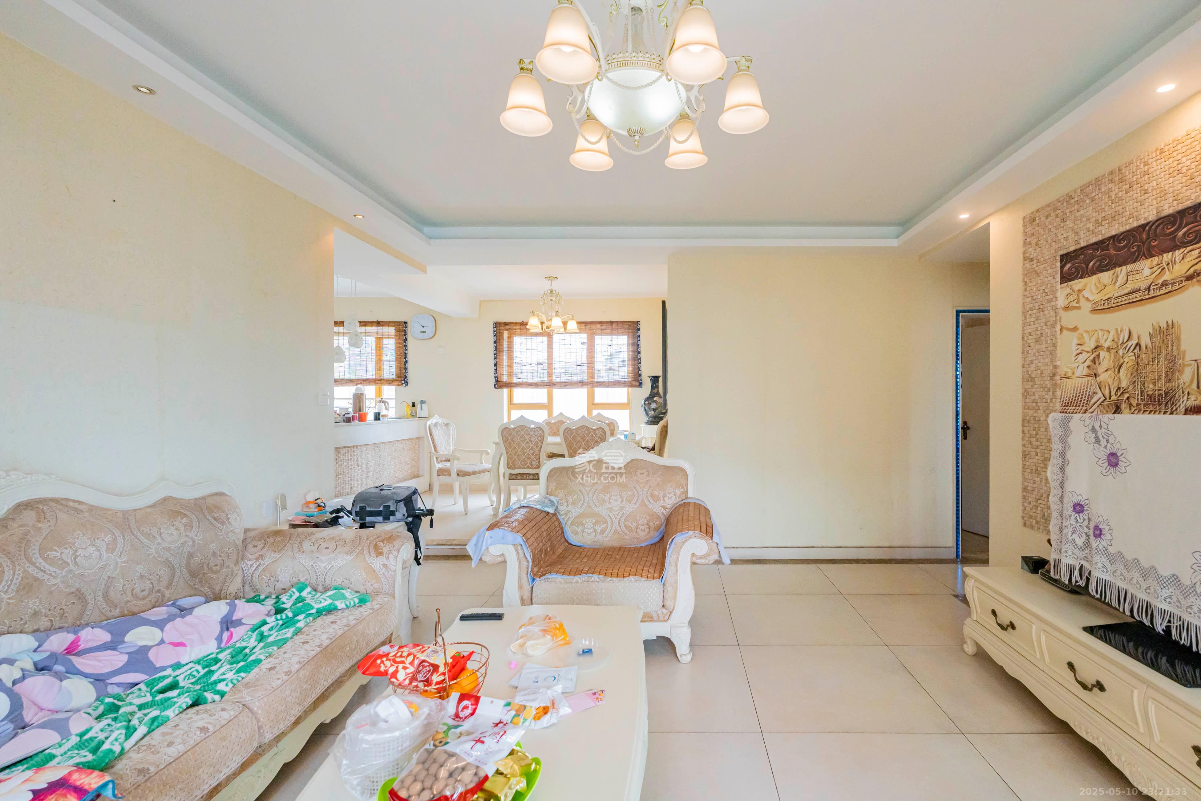 天健芙蓉盛世一期  3室2厅2卫    200.0万客厅