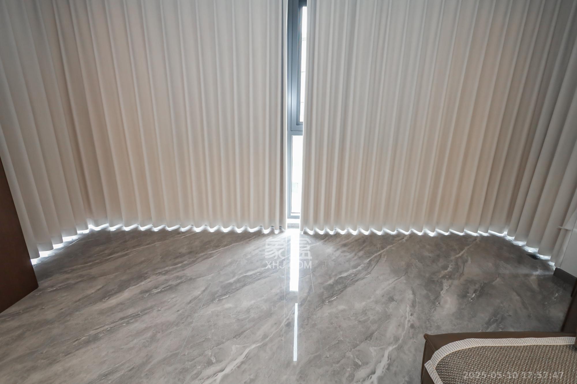 绿地湖湘中心  4室2厅2卫    330.0万 绿地湖湘中心  4室2厅2卫    330.0万阳台