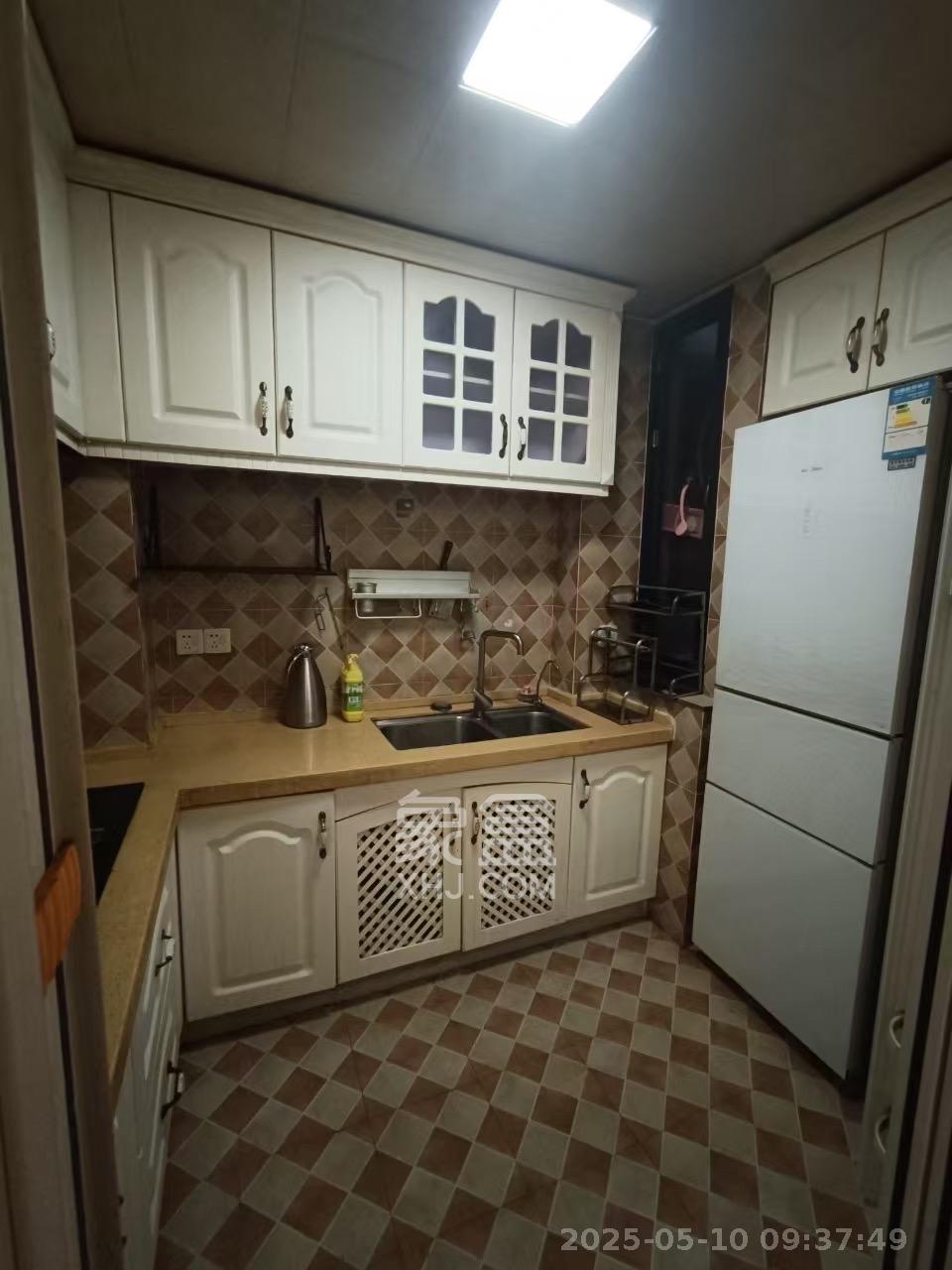 华美公寓(新猎鹰公寓) 4室2厅1卫 2200.0元/月 华美公寓(新猎鹰公寓) 4室2厅1卫 2200.0元/月室内图