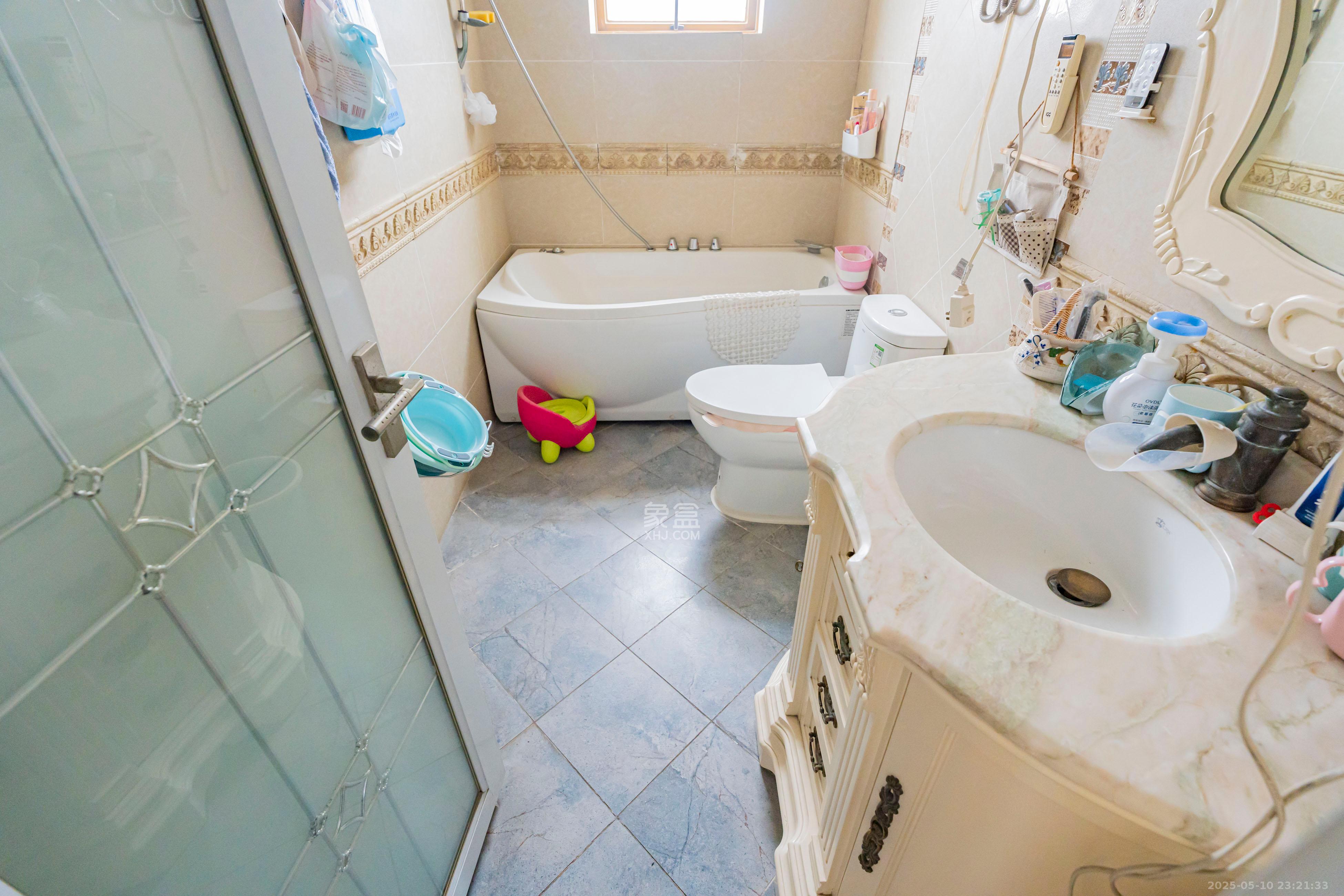 天健芙蓉盛世一期  3室2厅2卫    200.0万卫生间