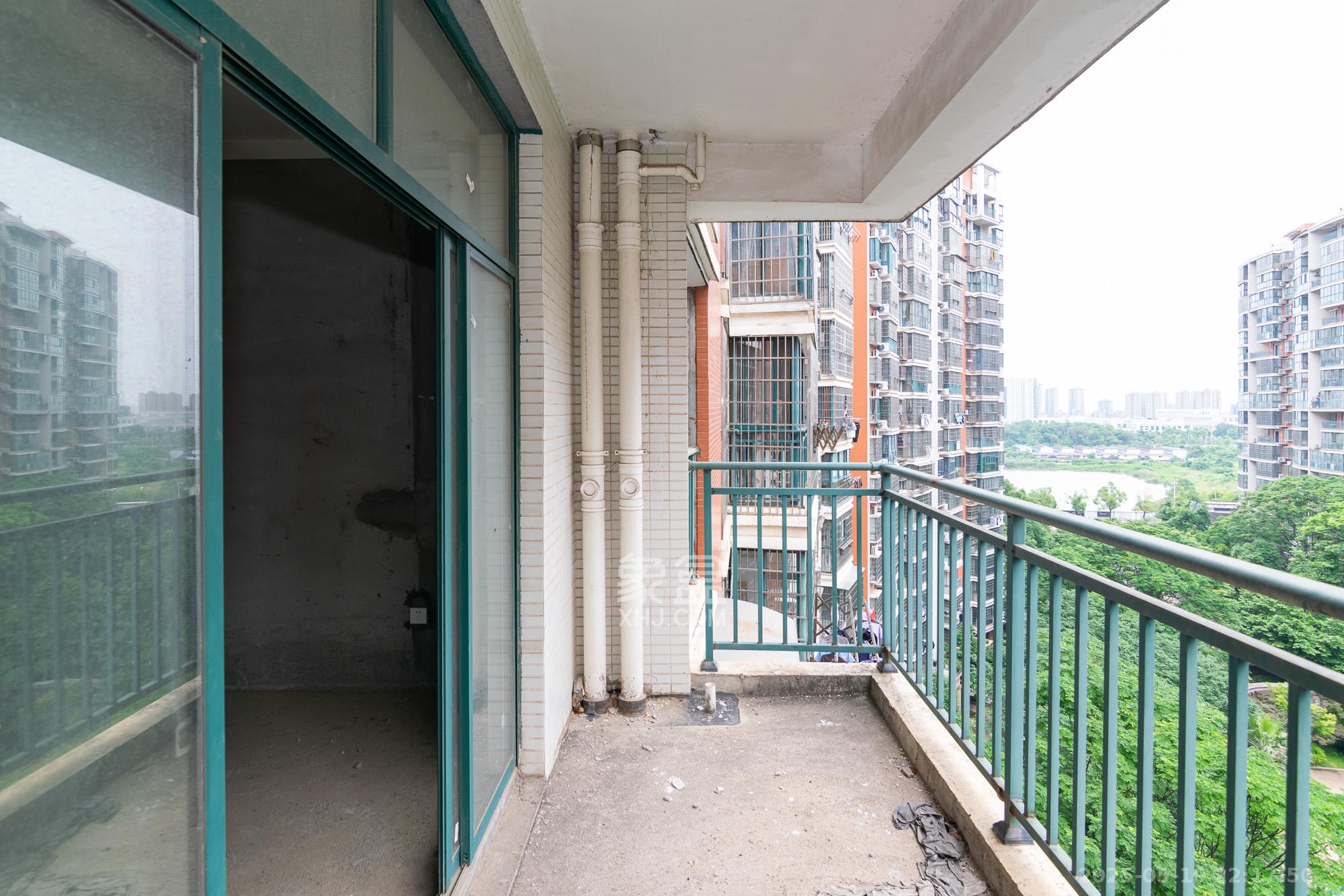 百合湖滨花园 4室2厅2卫 72.0万 百合湖滨花园 4室2厅2卫 72.0万阳台