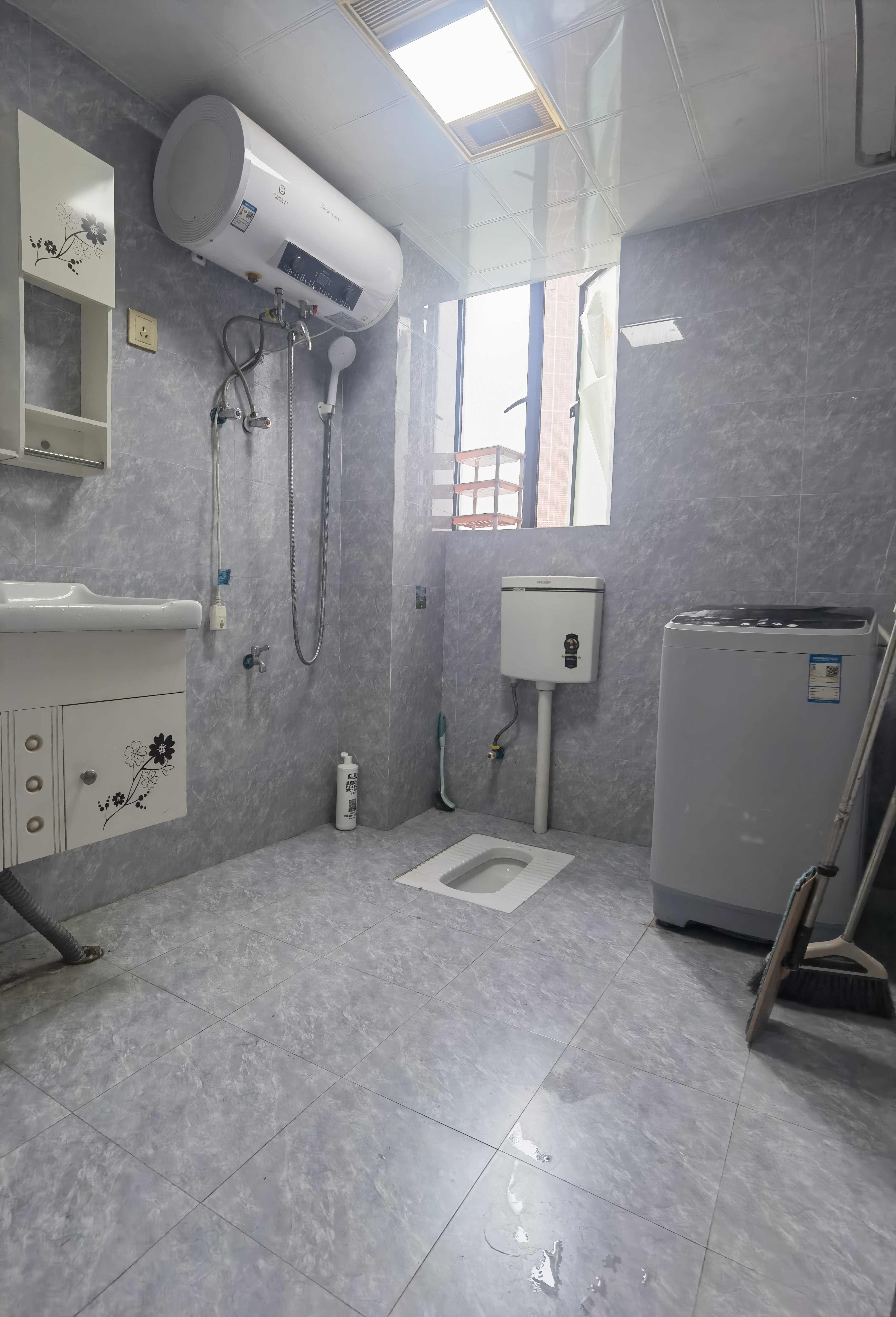 南门口安置小区一期 1室1厅1卫 1300.0元/月 南门口安置小区一期 1室1厅1卫 1300.0元/月室内图