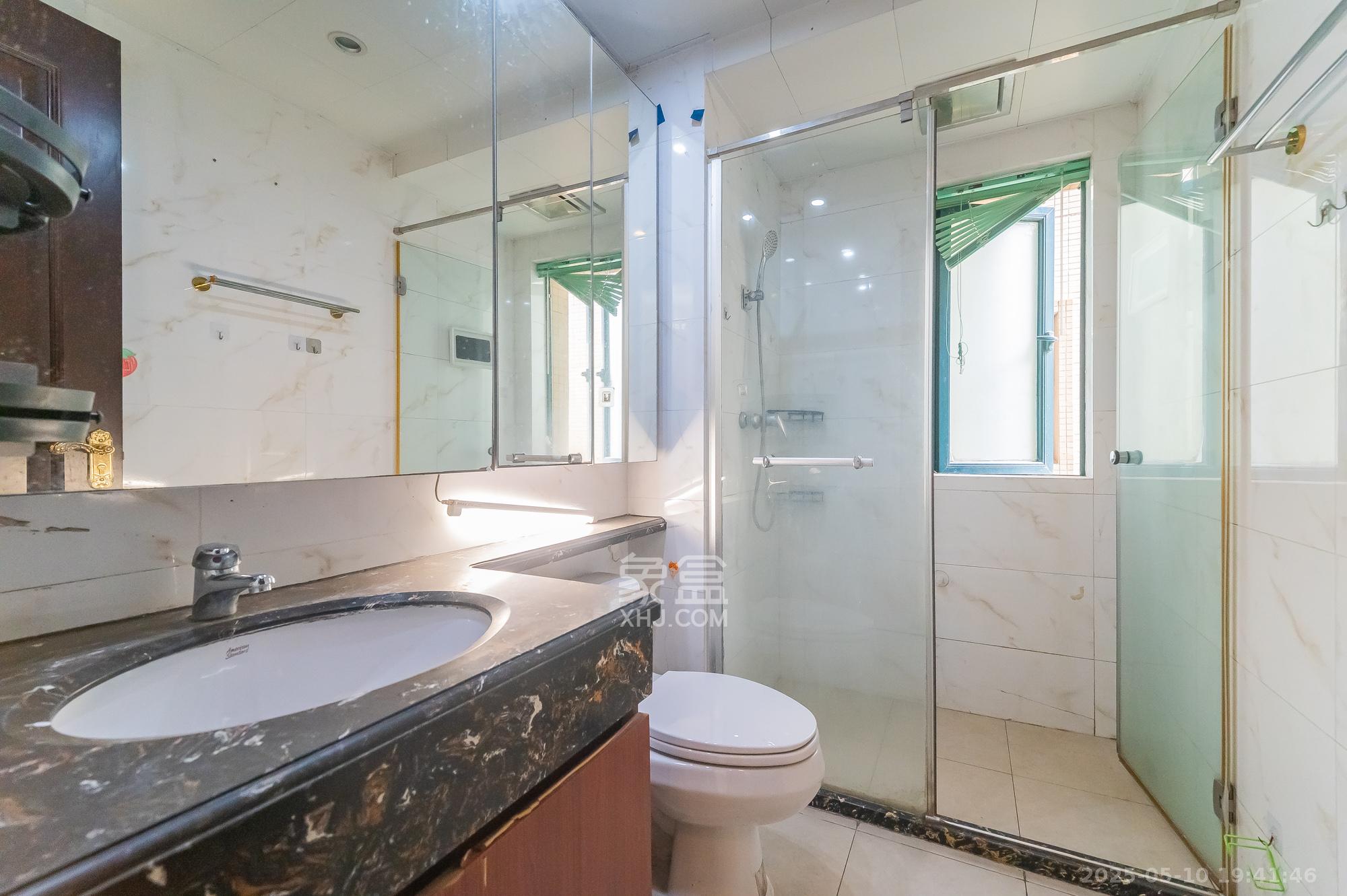 恒大翡翠华庭 2室2厅1卫 56.0万 恒大翡翠华庭 2室2厅1卫 56.0万卫生间