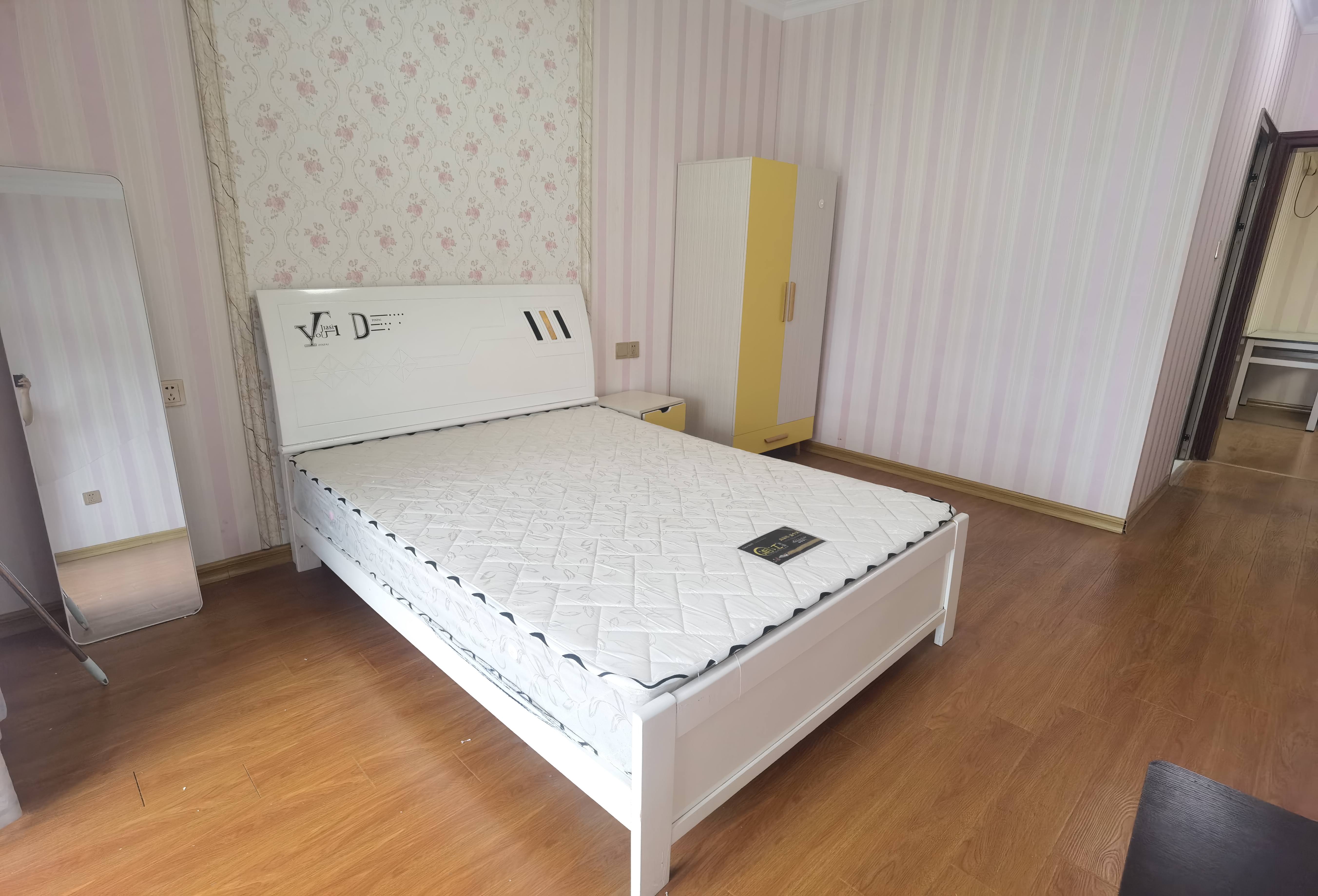 南门口安置小区一期 1室1厅1卫 1300.0元/月 南门口安置小区一期 1室1厅1卫 1300.0元/月室内图