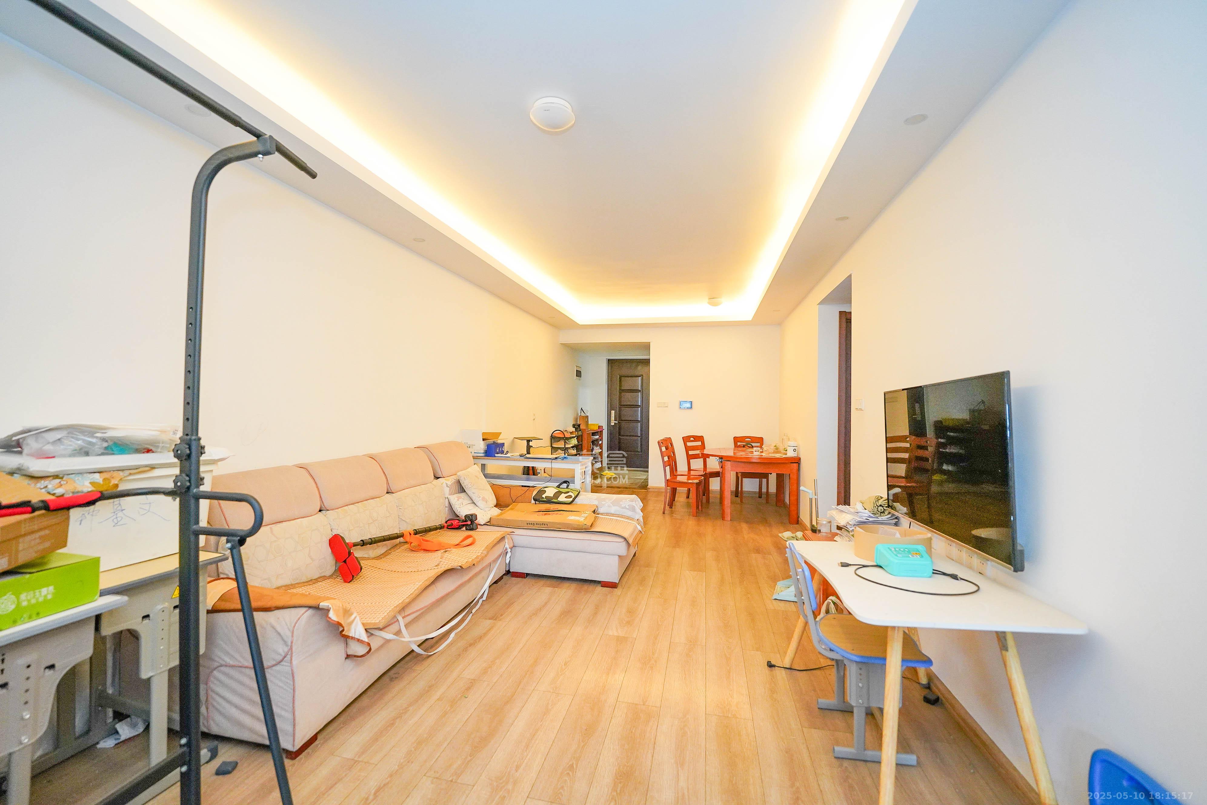 汇金城/嘉华城(二期、三期) 3室2厅2卫 106.8万 汇金城/嘉华城(二期、三期) 3室2厅2卫 106.8万客厅