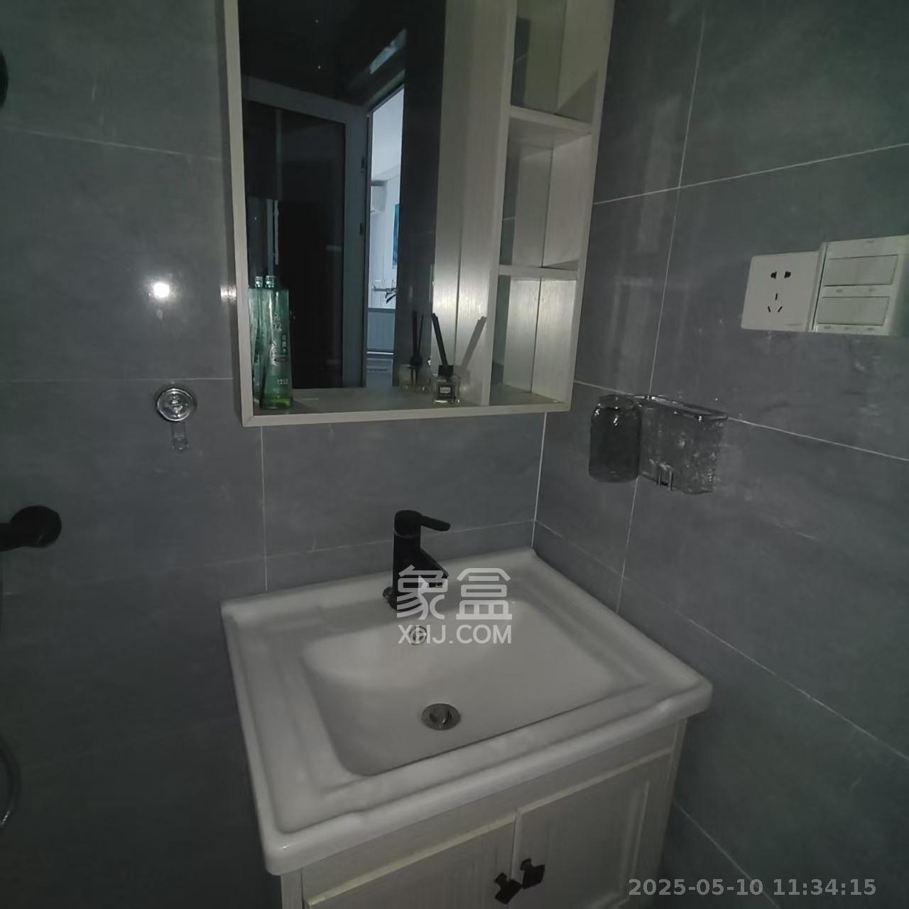 复地星光天地  1室1厅1卫    1700.0元/月室内图