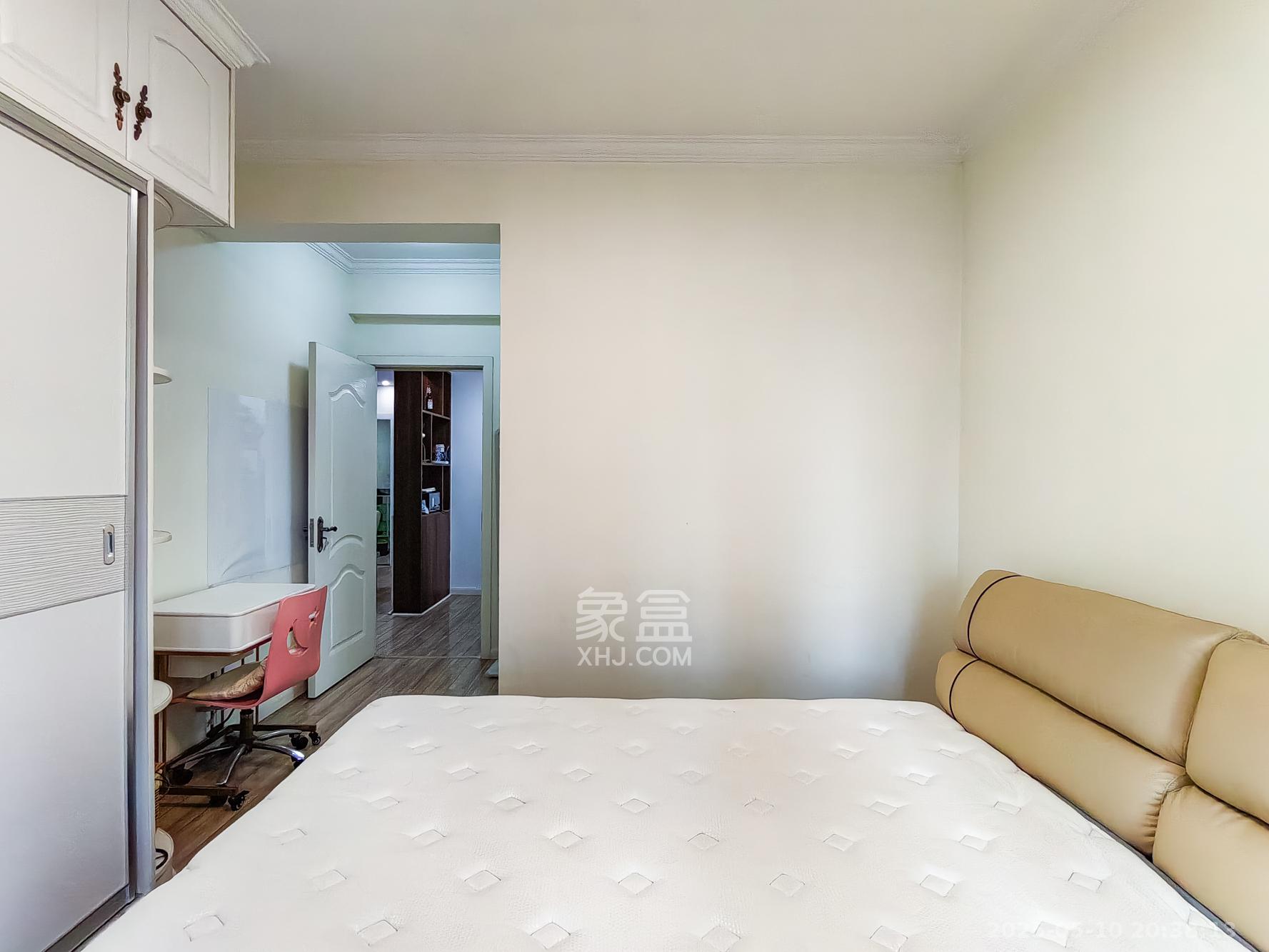 荣盛花语城 3室2厅2卫 86.8万 荣盛花语城 3室2厅2卫 86.8万卧室