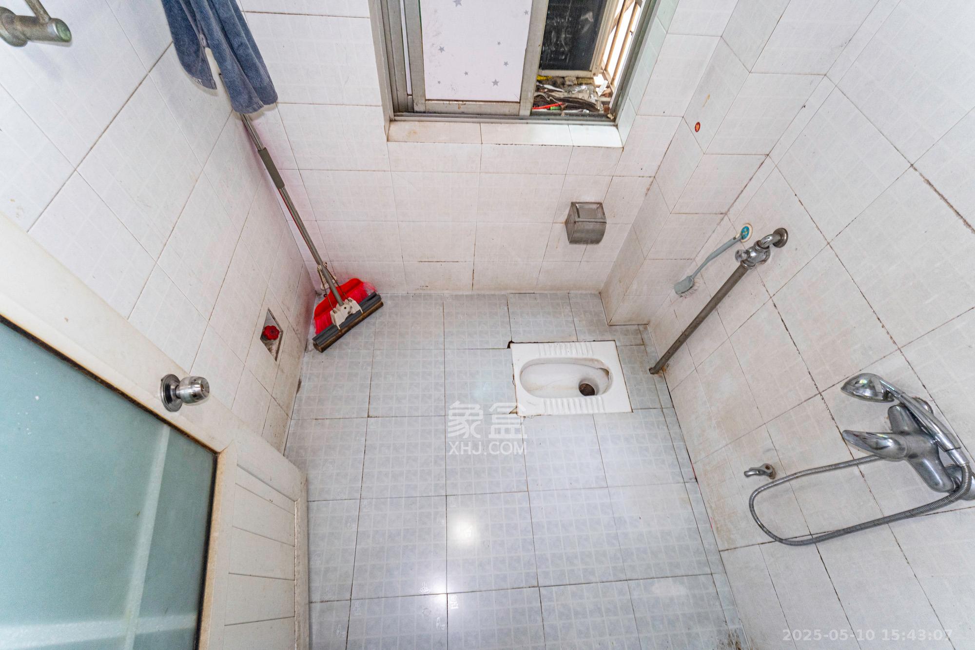 中南汽车世界  1室2厅1卫    39.8万 中南汽车世界  1室2厅1卫    39.8万卫生间