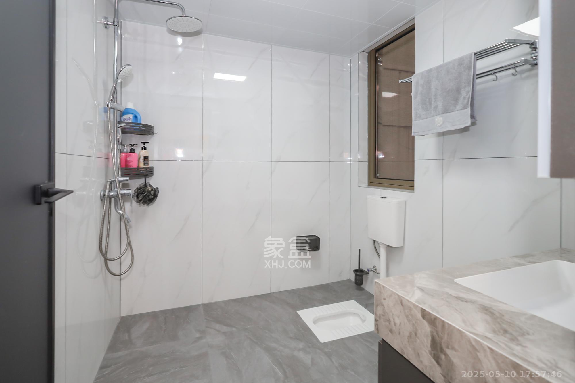 绿地湖湘中心  4室2厅2卫    330.0万 绿地湖湘中心  4室2厅2卫    330.0万卫生间