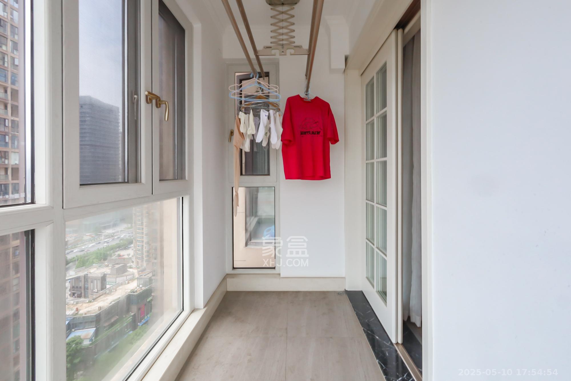 世茂外滩里(世茂铂翠湾三期)  4室2厅2卫    367.5万 世茂外滩里(世茂铂翠湾三期)  4室2厅2卫    367.5万阳台