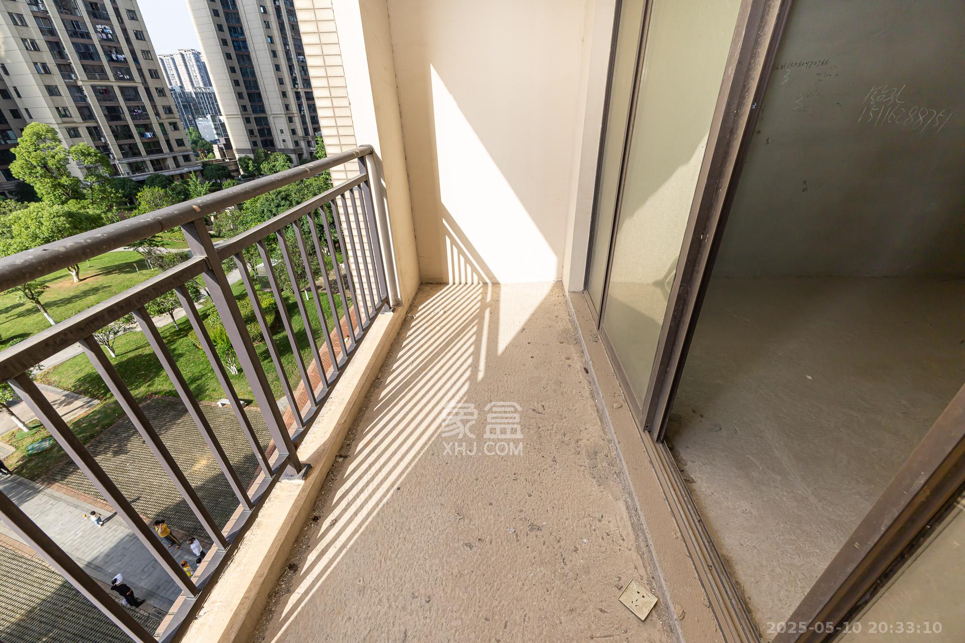乾源国际  3室2厅2卫   72.00万阳台