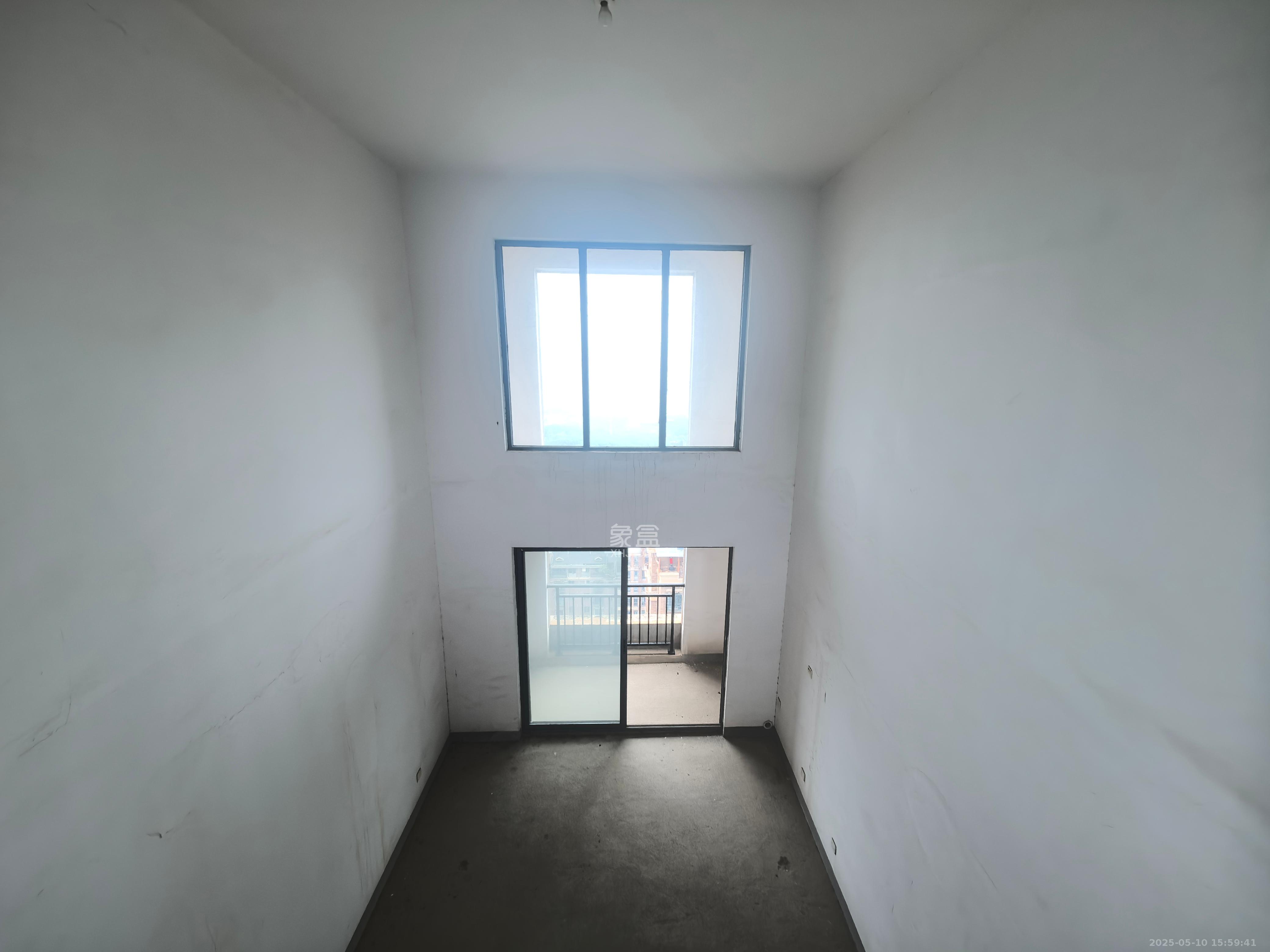 纳帕溪谷后湾  5室2厅3卫    136.0万 纳帕溪谷后湾  5室2厅3卫    136.0万客厅