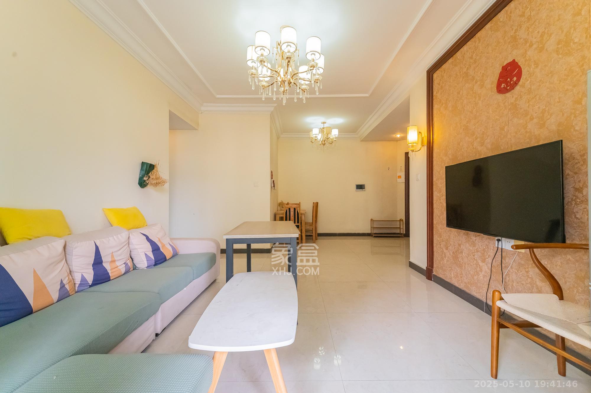 恒大翡翠华庭 2室2厅1卫 56.0万 恒大翡翠华庭 2室2厅1卫 56.0万客厅