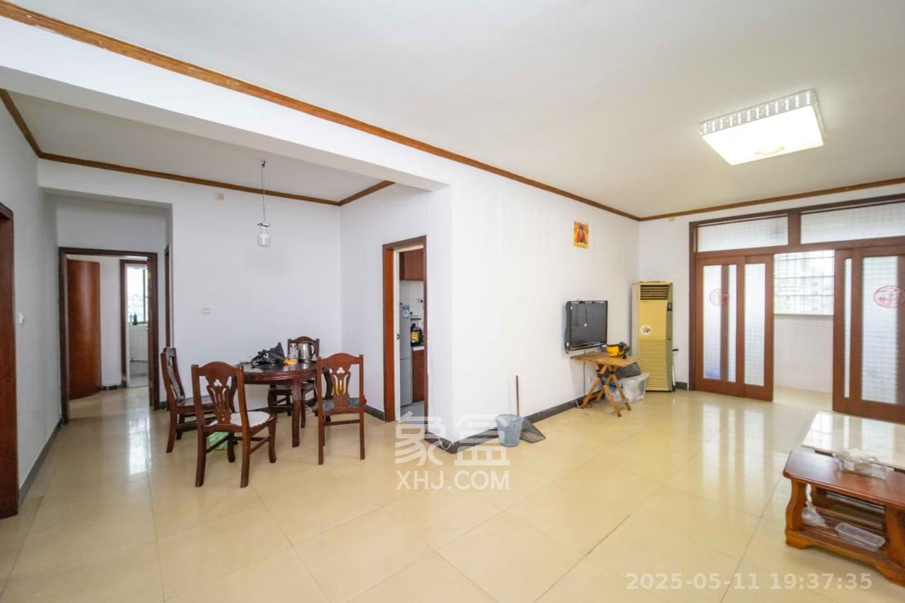 火炬村新天宾馆职工宿舍 3室2厅1卫 1900.0元/月 火炬村新天宾馆职工宿舍 3室2厅1卫 1900.0元/月室内图