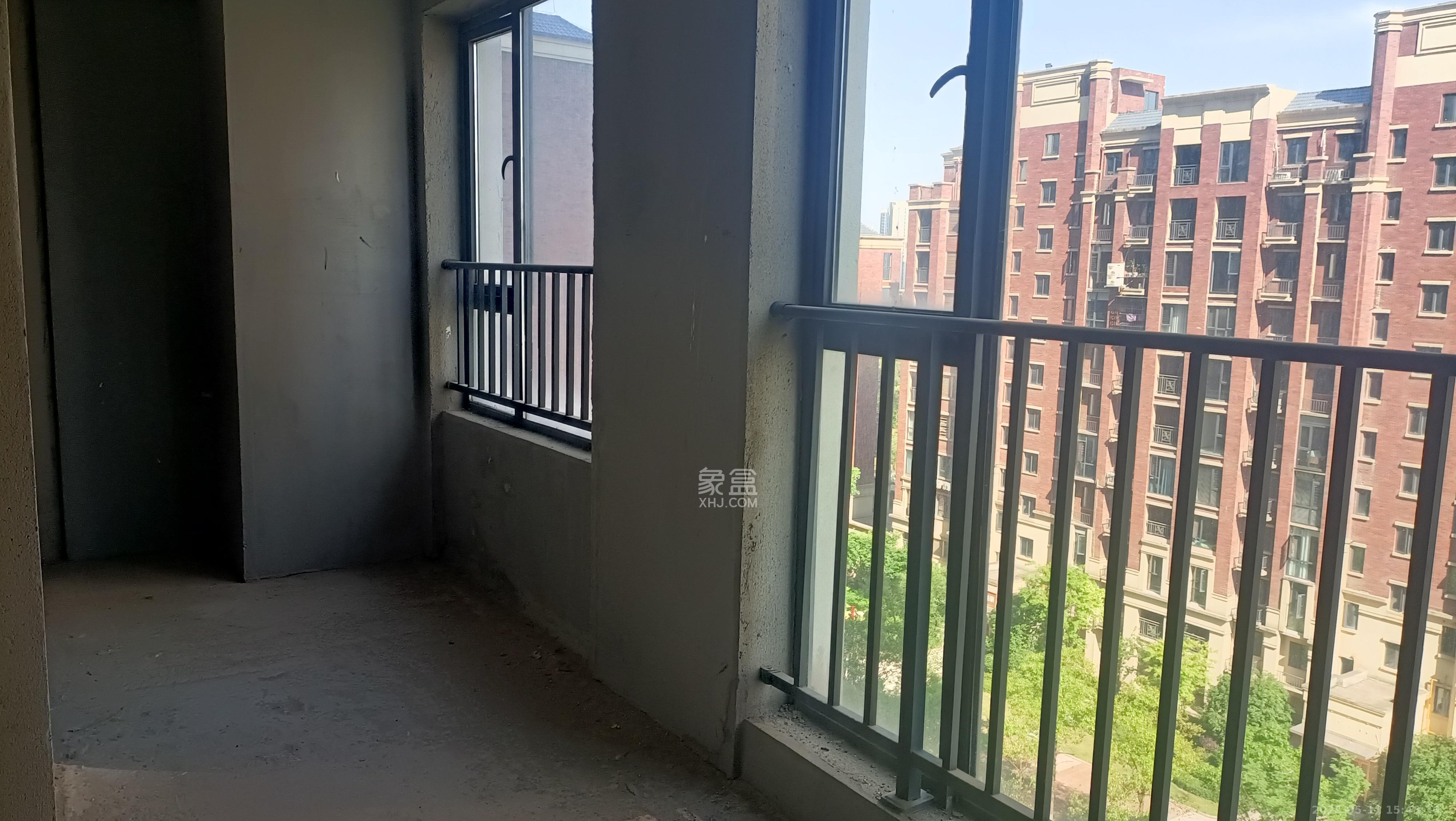 湾田九华湖畔壹号 4室2厅1卫 68.0万 湾田九华湖畔壹号 4室2厅1卫 68.0万客厅