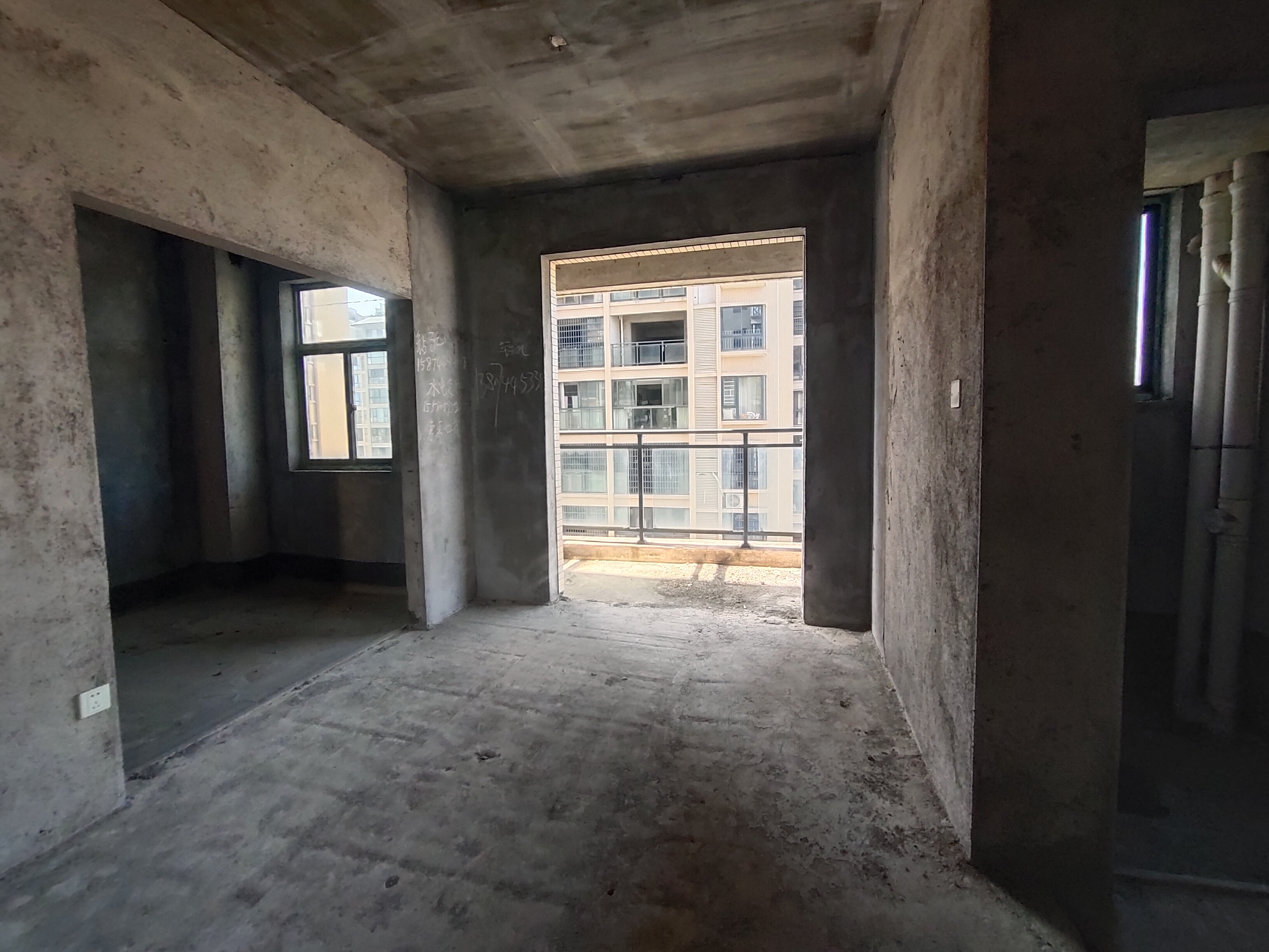 龙源华城  3室2厅2卫    68.8万 龙源华城  3室2厅2卫    68.8万客厅