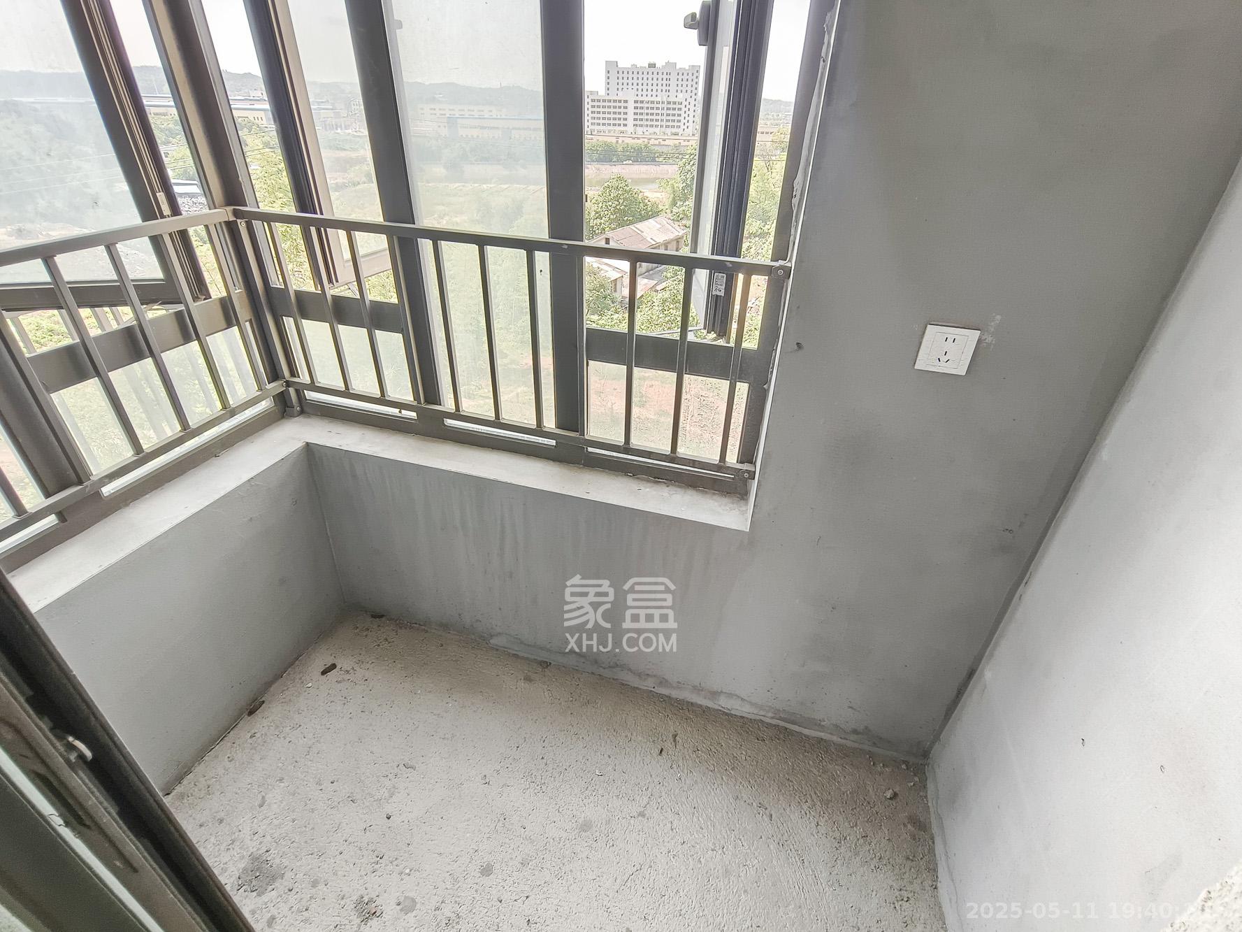 爱情公望府 4室2厅2卫 108.0万 爱情公望府 4室2厅2卫 108.0万阳台