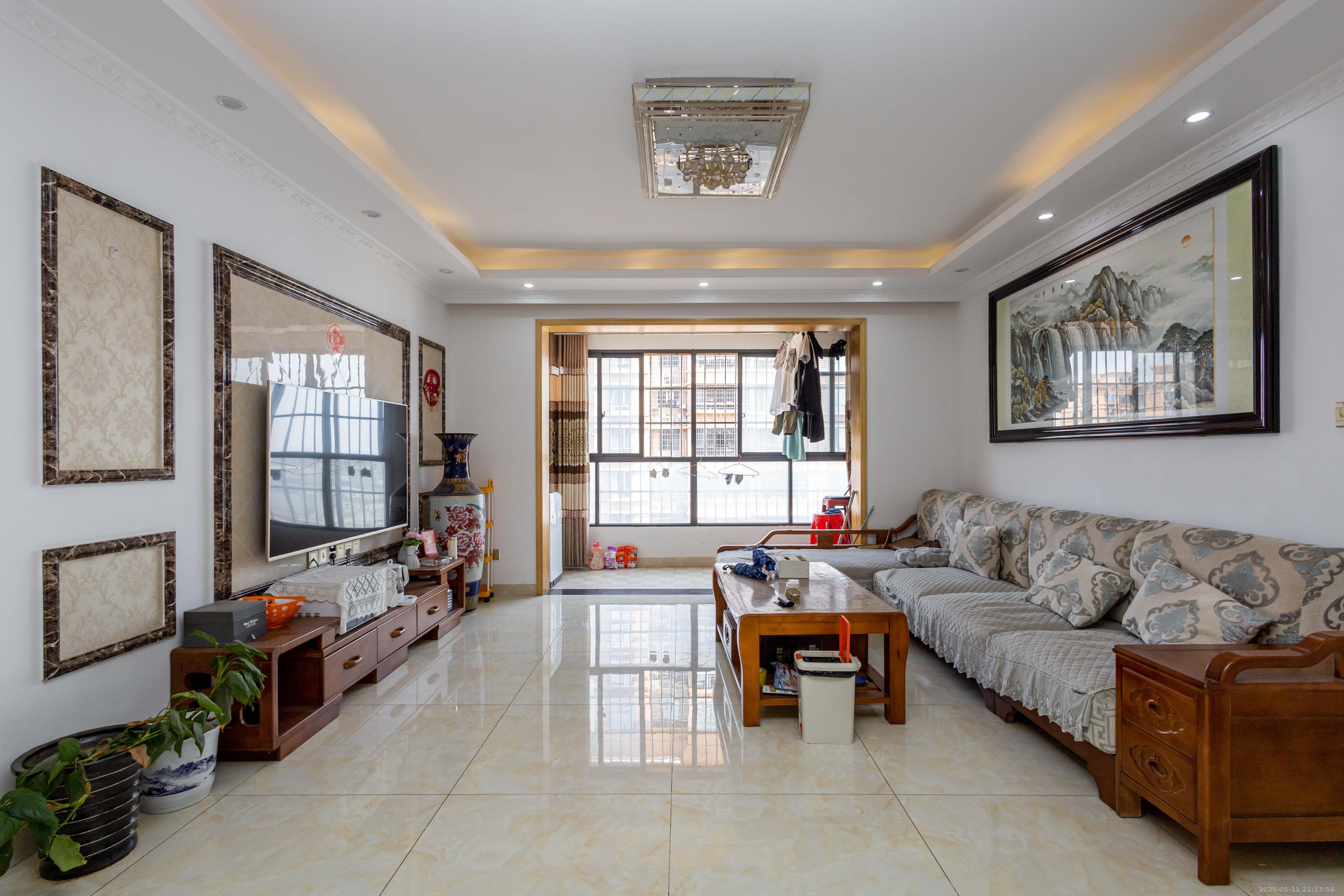 紫华郡 4室2厅2卫 89.8万 紫华郡 4室2厅2卫 89.8万客厅