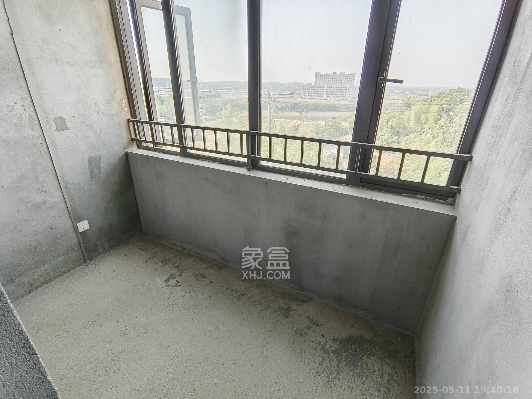 爱情公望府 4室2厅2卫 108.0万 爱情公望府 4室2厅2卫 108.0万阳台