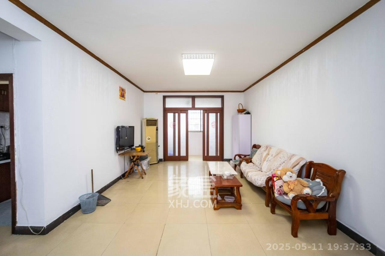 火炬村新天宾馆职工宿舍 3室2厅1卫 1900.0元/月 火炬村新天宾馆职工宿舍 3室2厅1卫 1900.0元/月室内图