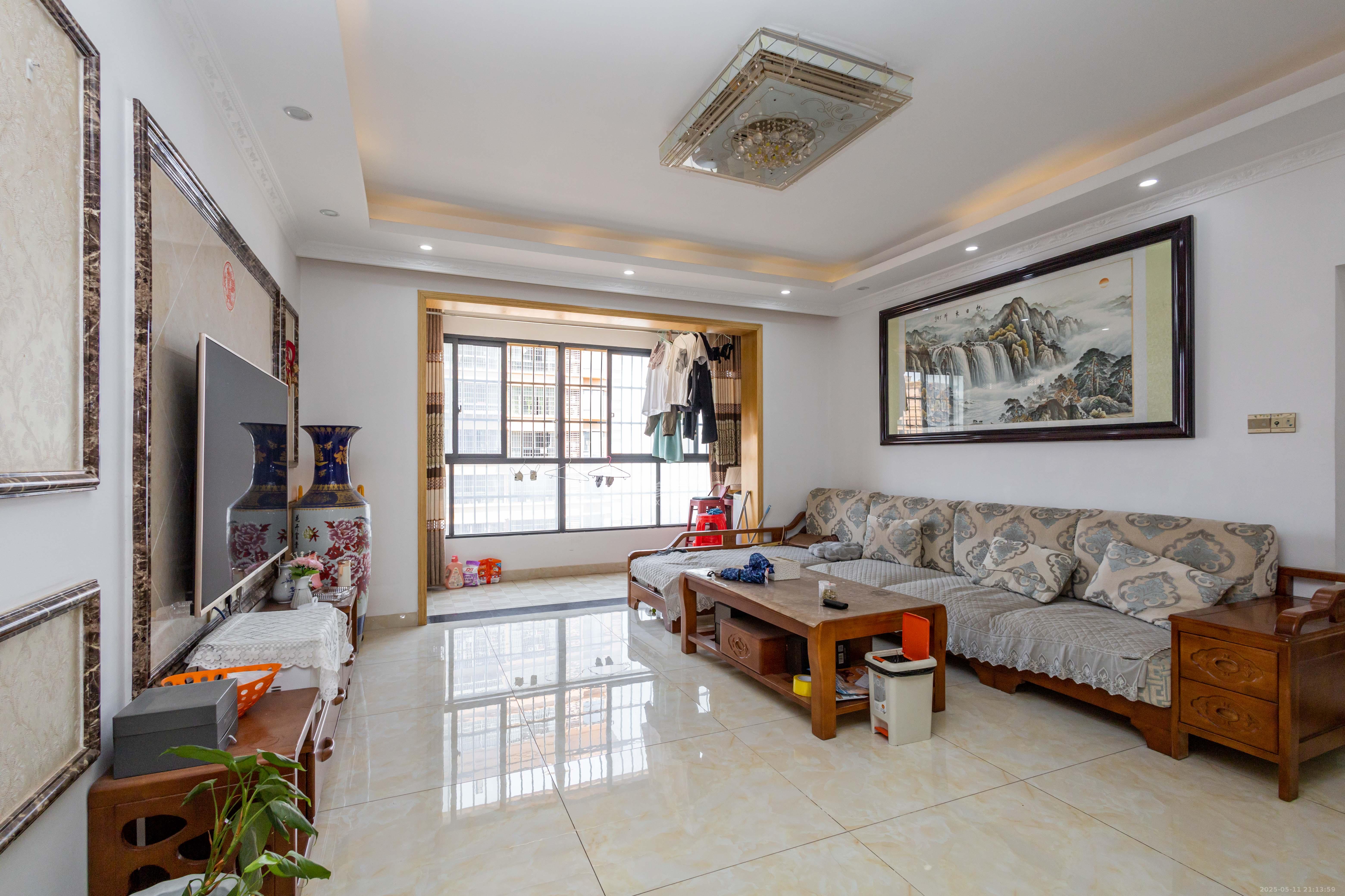 紫华郡 4室2厅2卫 89.8万 紫华郡 4室2厅2卫 89.8万客厅