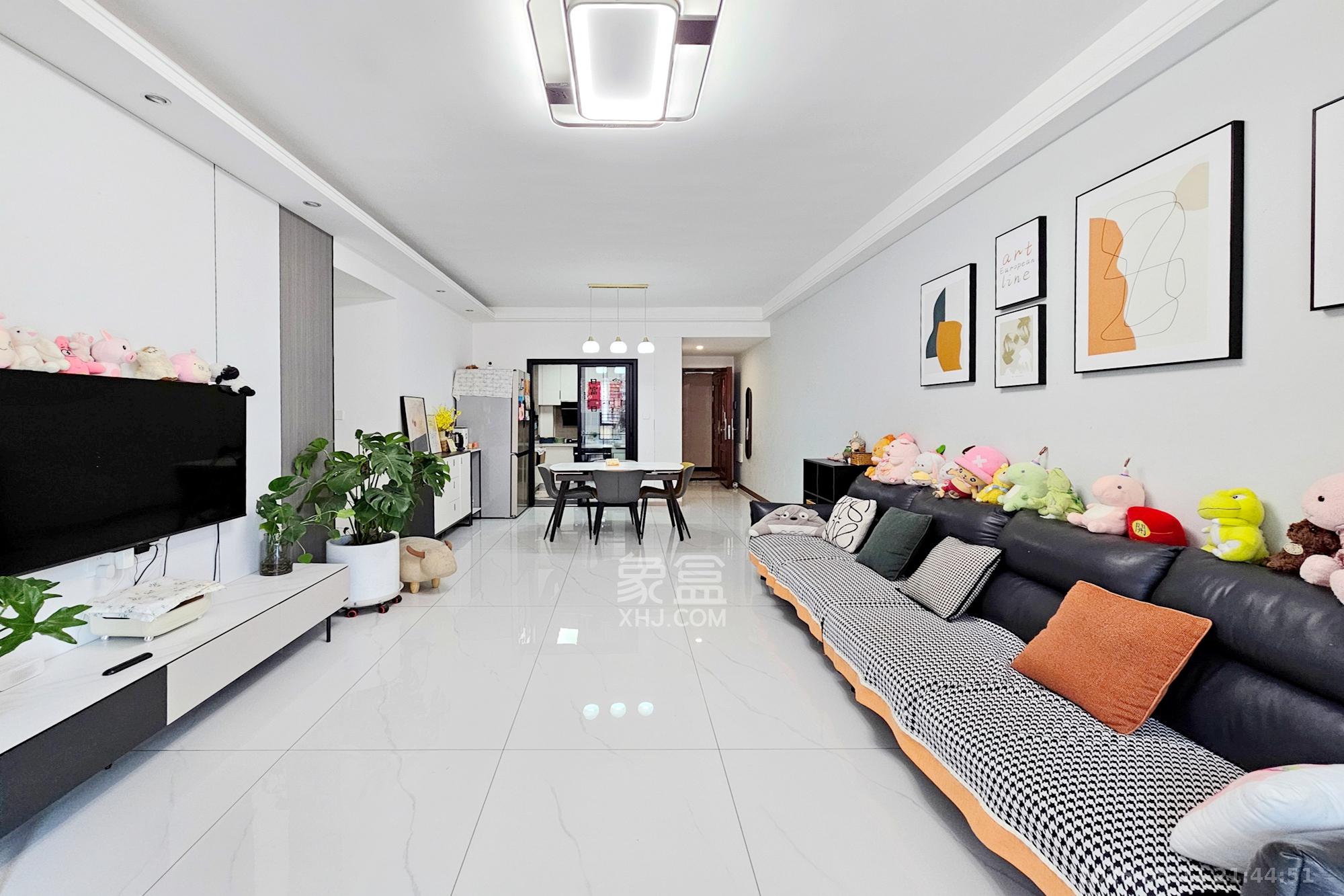 阳光城尚东湾青云苑  3室2厅2卫    112.8万客厅